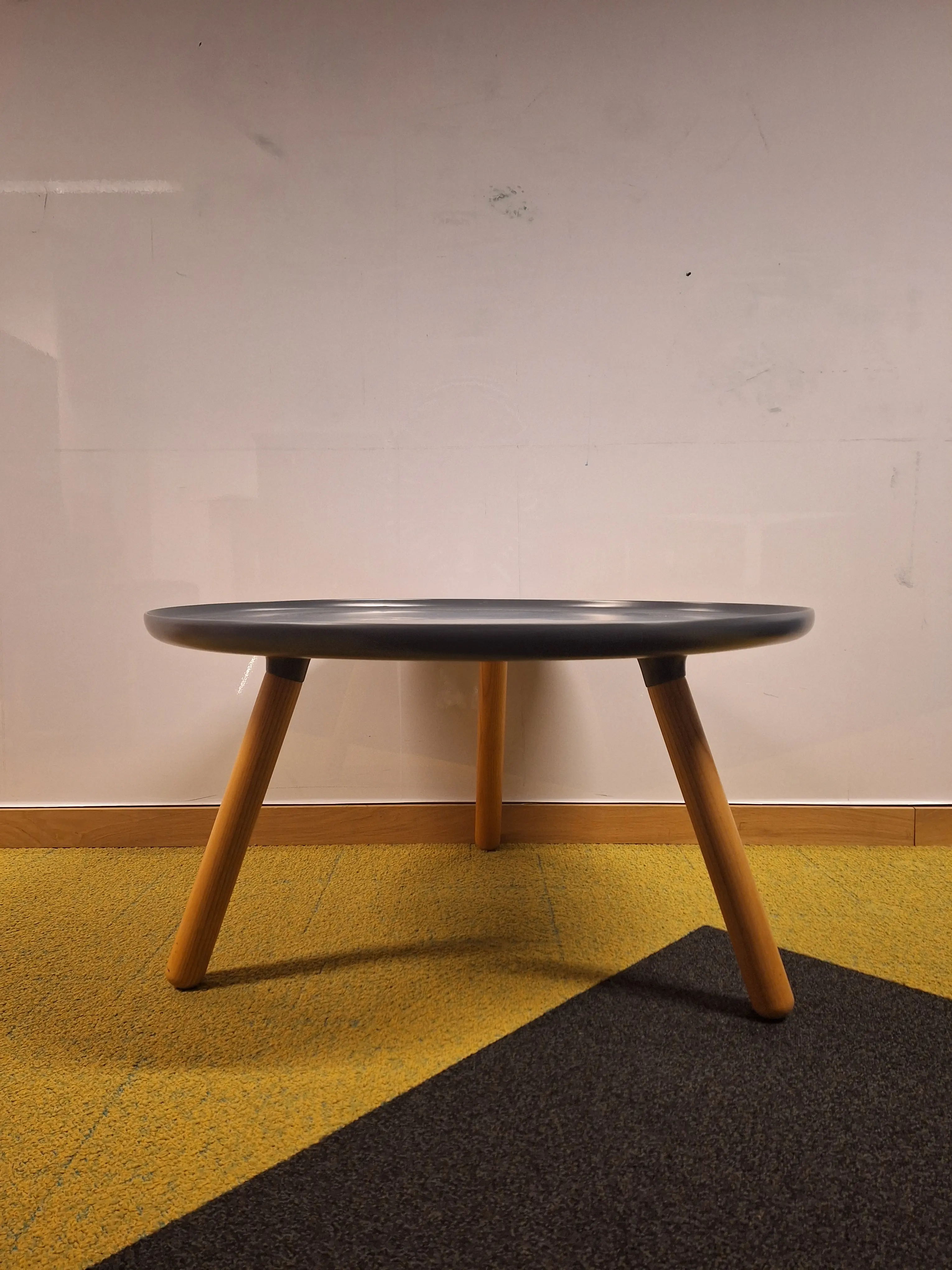 Normann grijze salontafel op houten poten-2