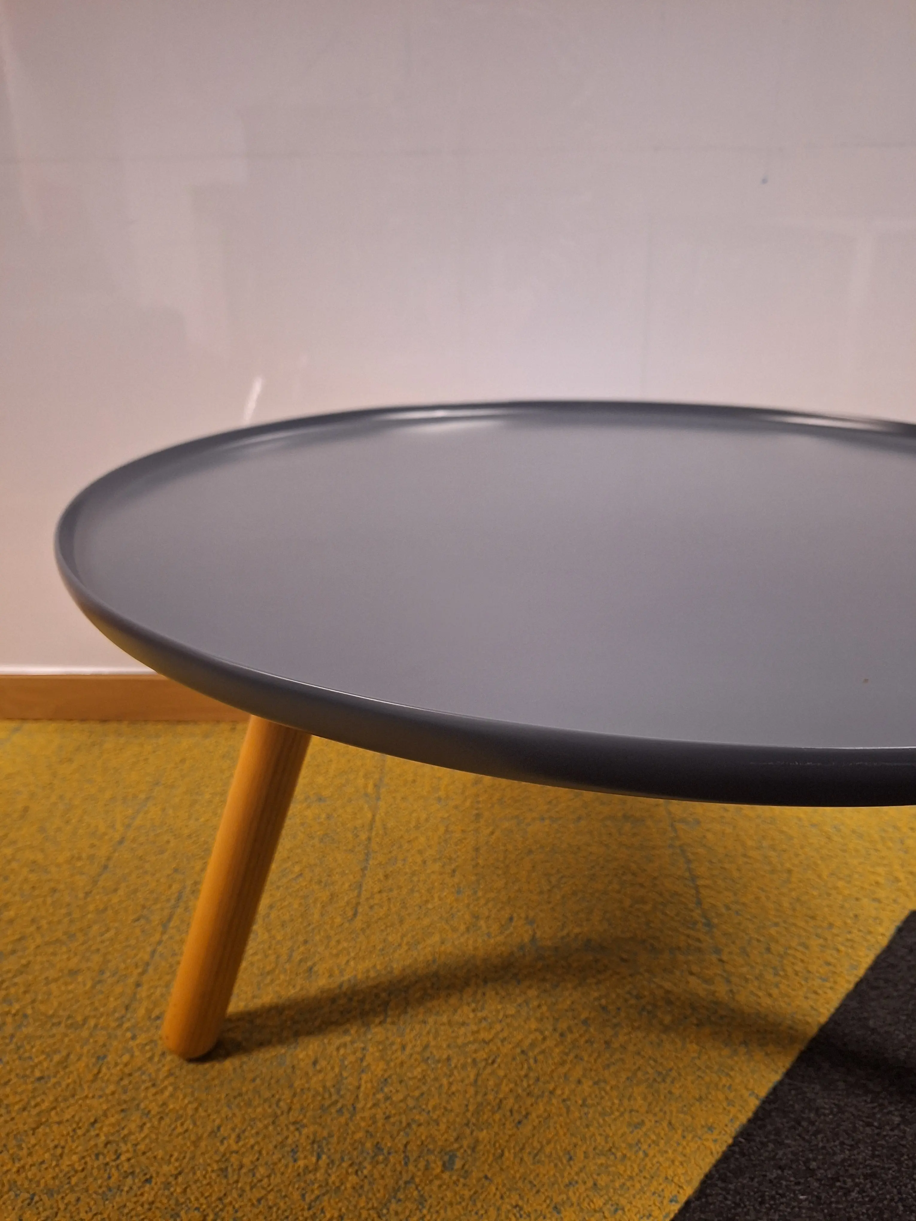 Normann grijze salontafel op houten poten-3