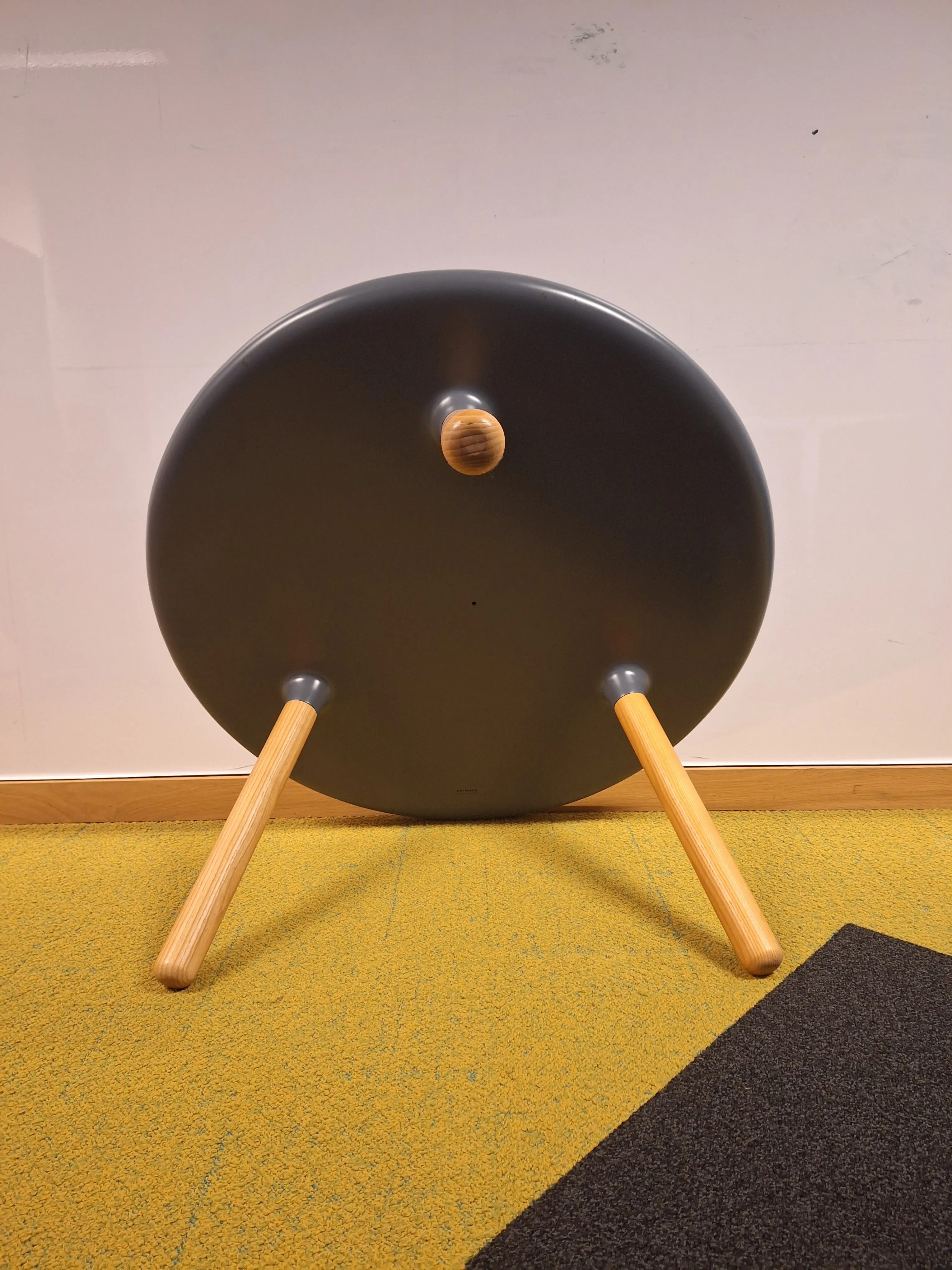 Normann grijze salontafel op houten poten-4