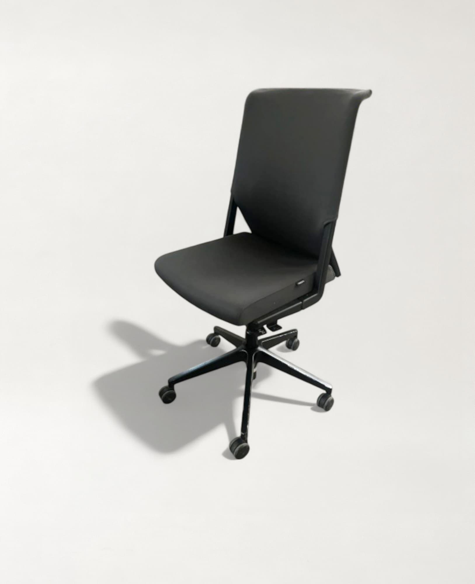 Haworth Comforto 59 donkergrijs met gestreepte zitting zonder armleuningen
