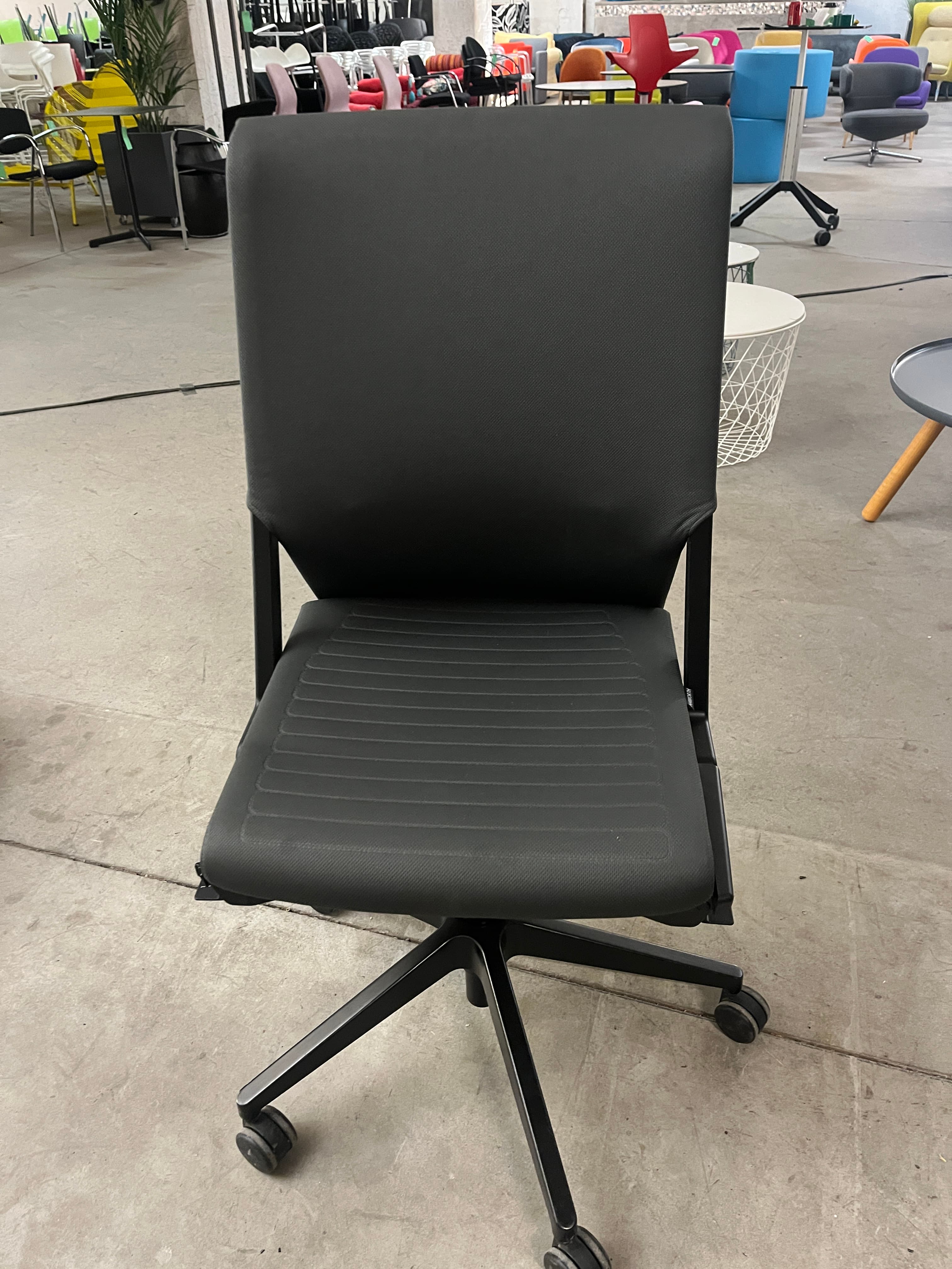 Haworth Comforto 59 donkergrijs met gestreepte zitting zonder armleuningen-1