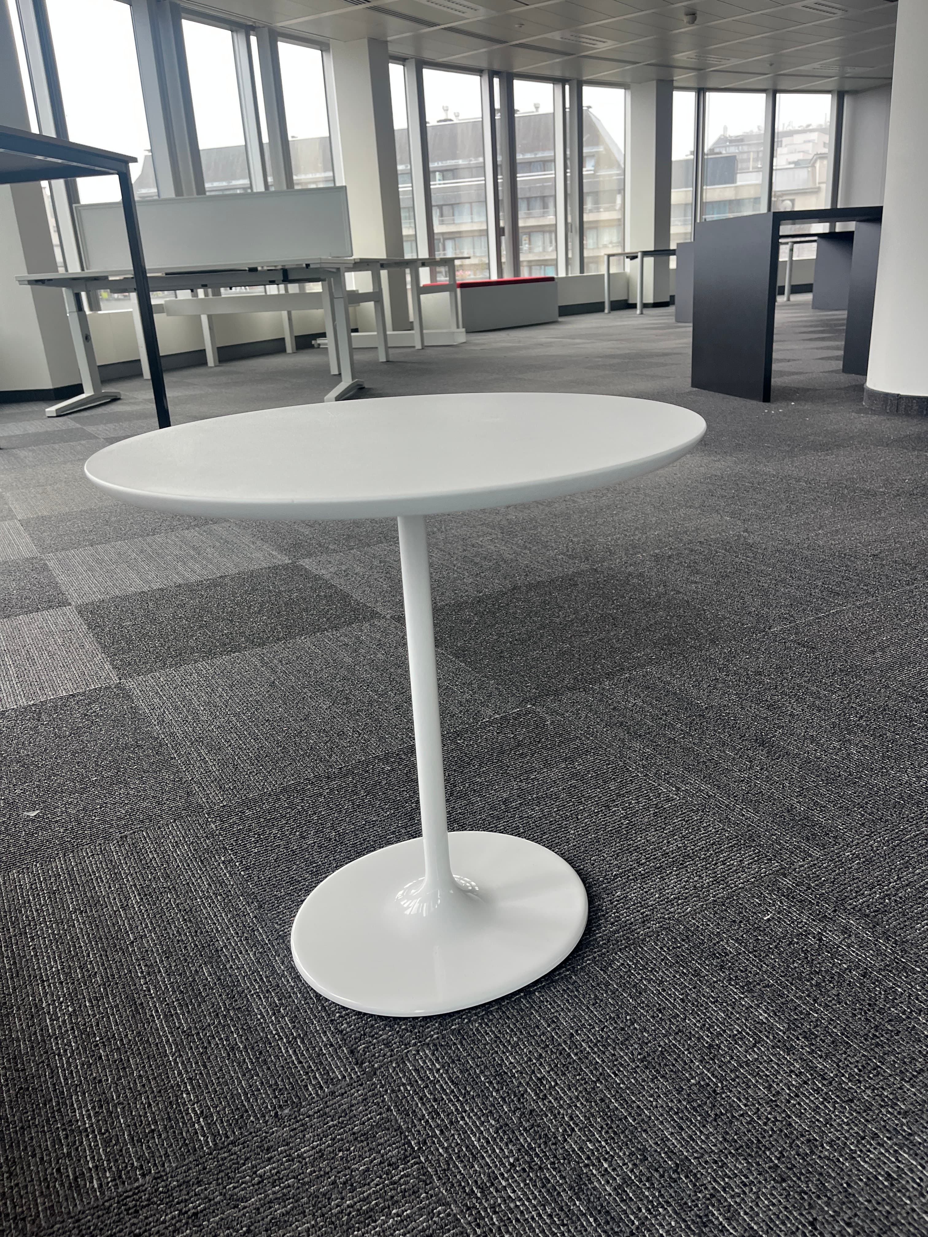 Table basse ovale blanche Arper