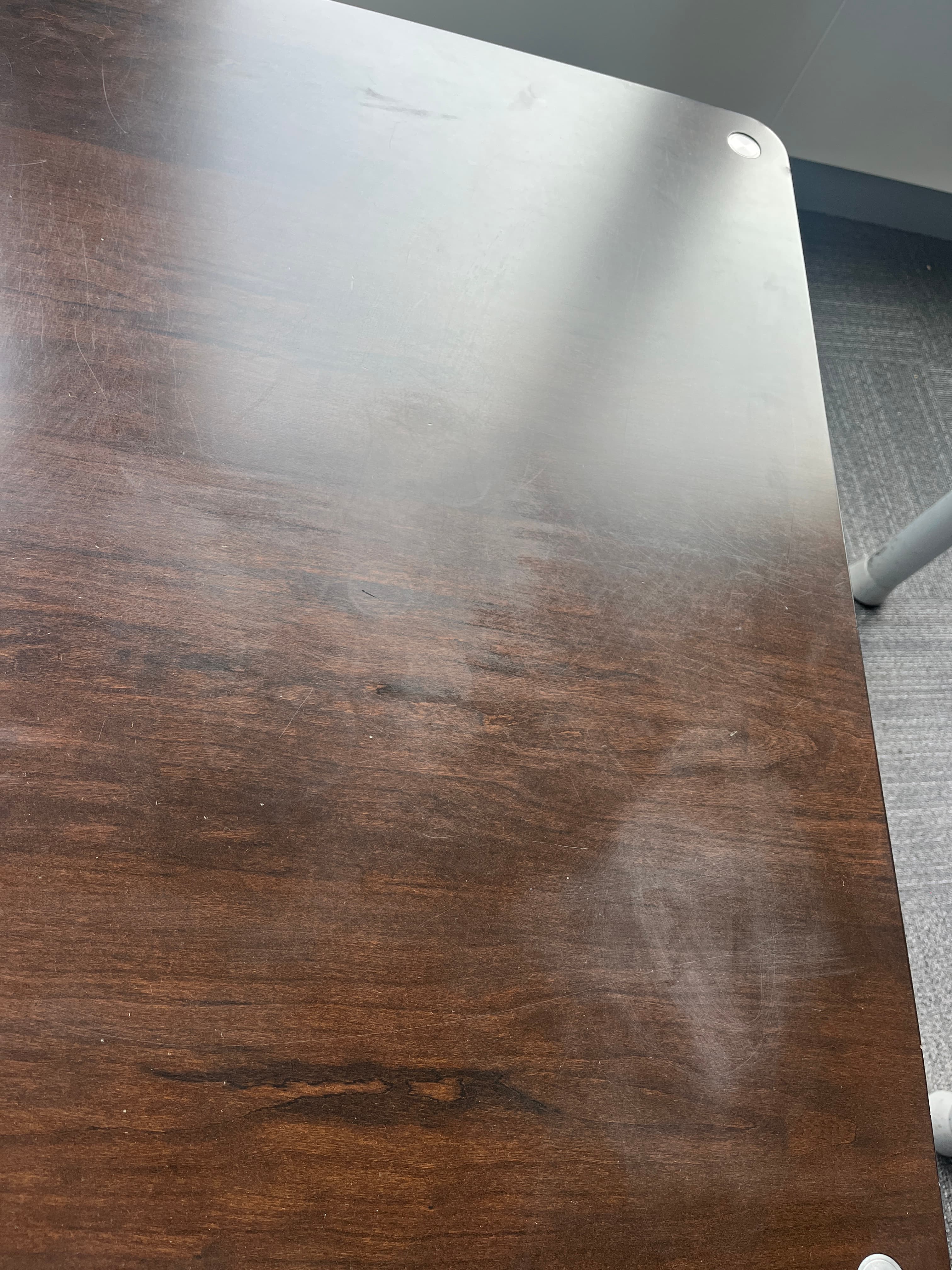 Table en bois brun foncé avec pieds en métal avec signes d'utilisation-2