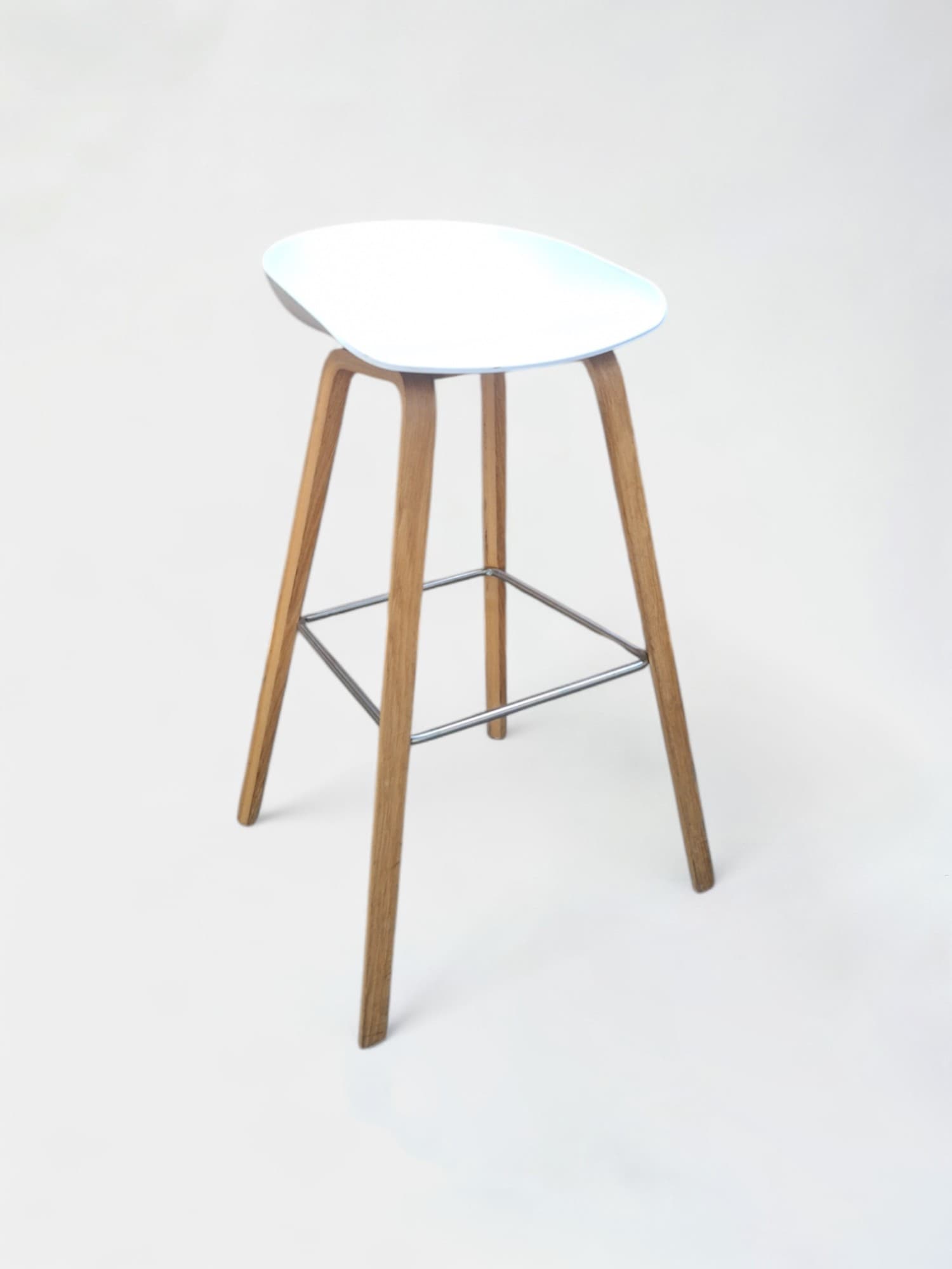 Hay white high stool with wooden legs