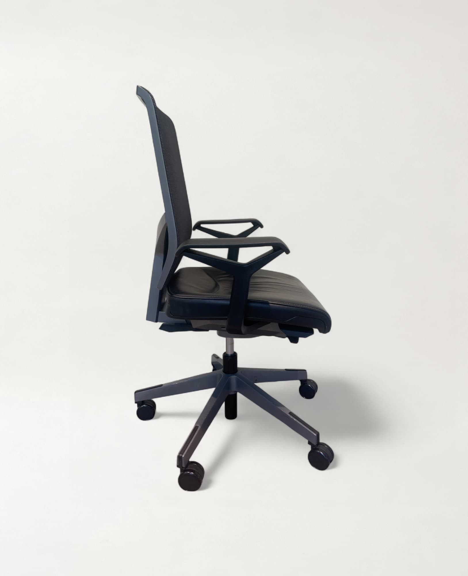 Giroflex 68 Black Office Chair-2