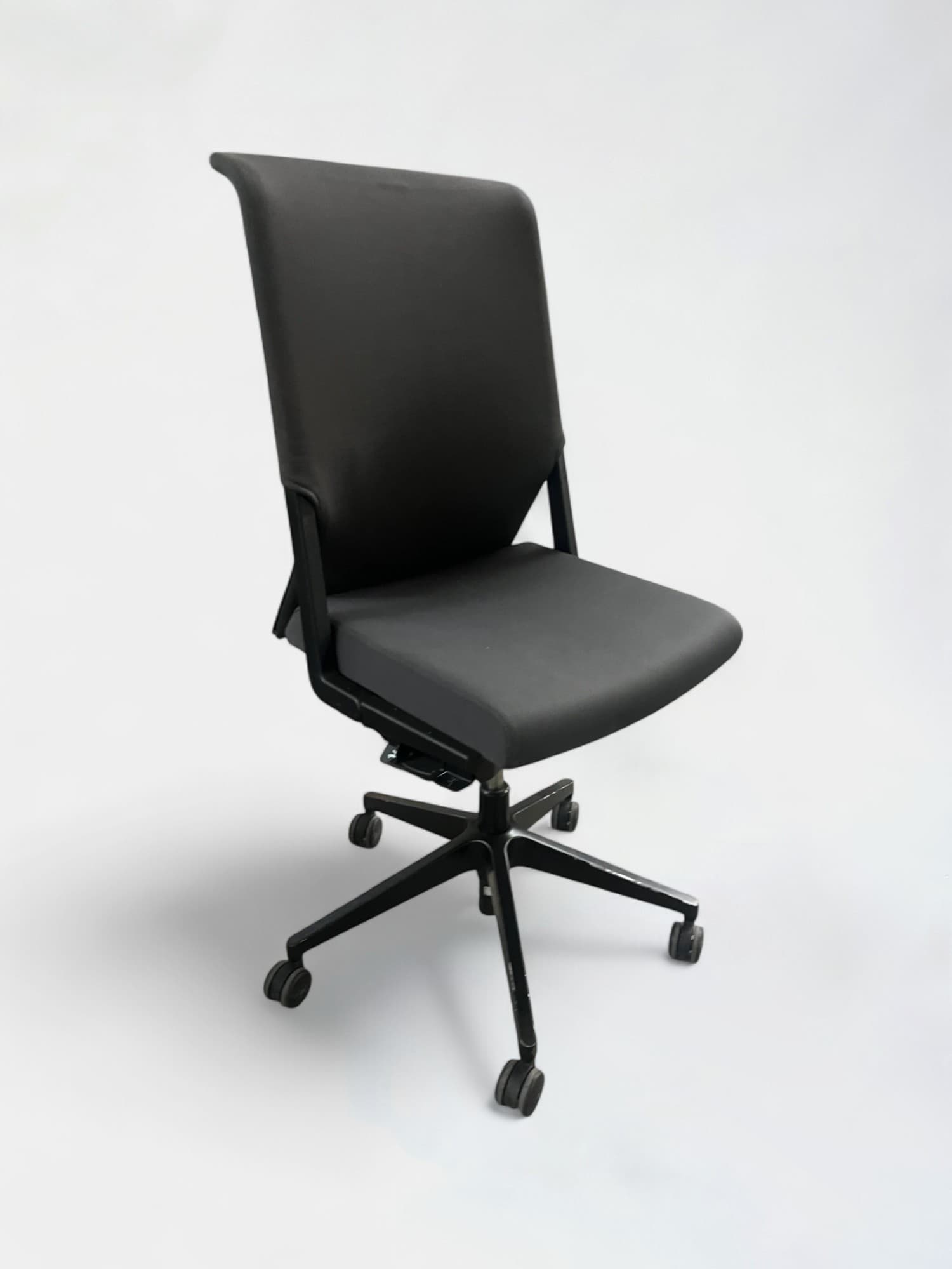 Haworth Comforto 59 donkergrijs met gestreepte zitting zonder armleuningen
