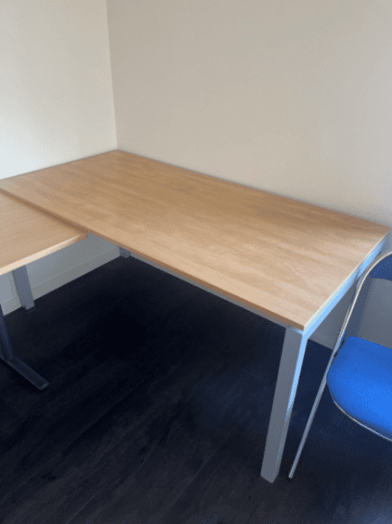 Eenvoudige tafel van gelamineerd hout op grijze poten
