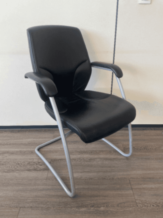 Giroflex Chaise de bureau en cuir noir avec piétement luge en métal