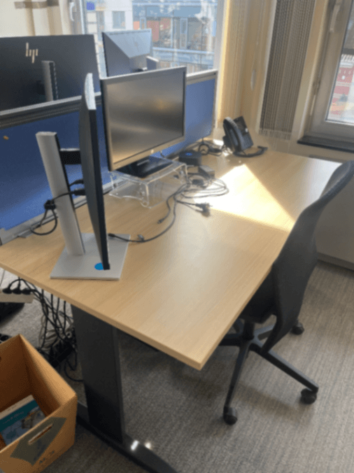 Eol. 160cm laminaat houten bureau met verstelbare maat met donkergrijze poten