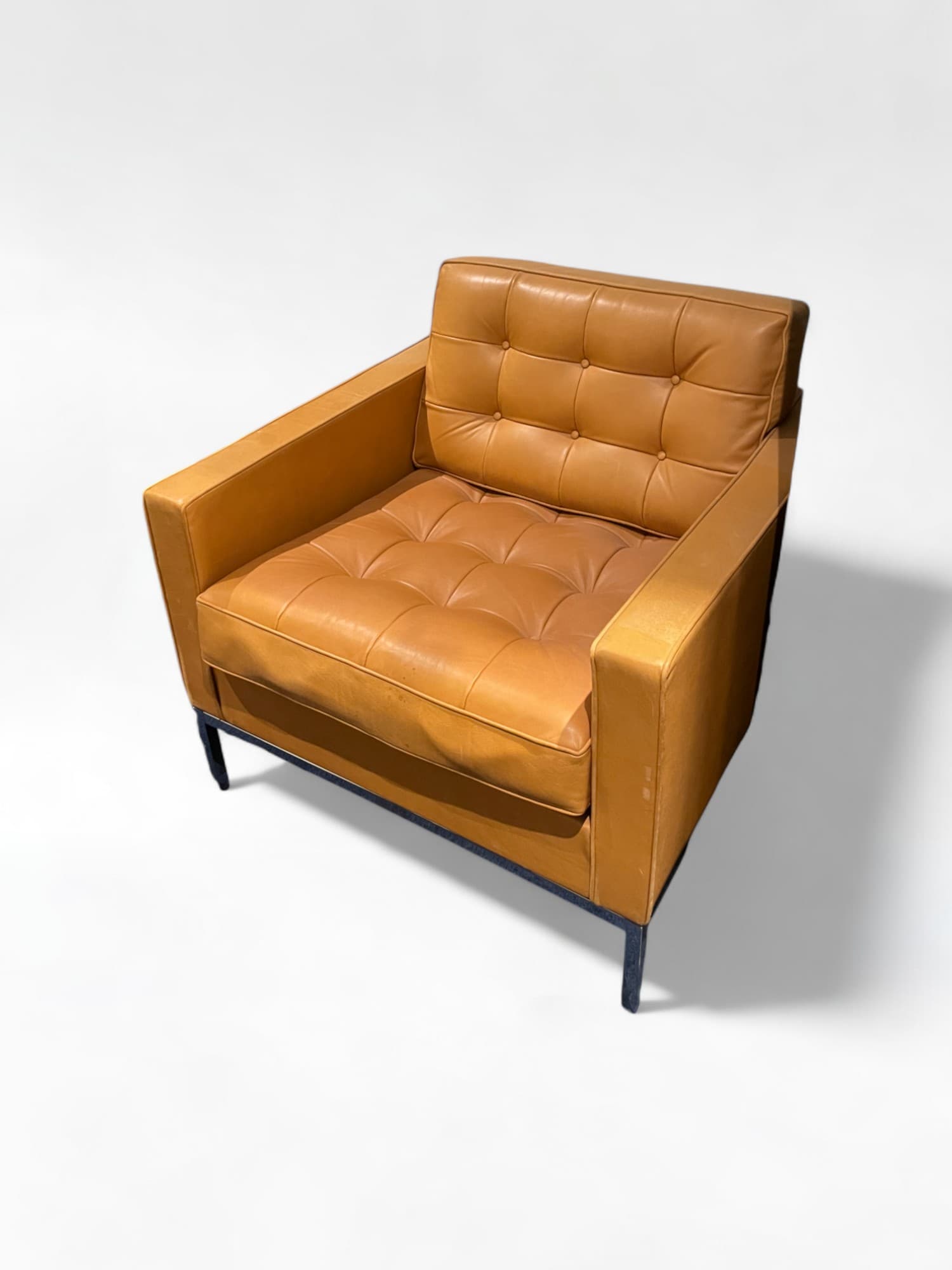 Le fauteuil camel de Florence Knoll original avec quelques traces d'utilisation