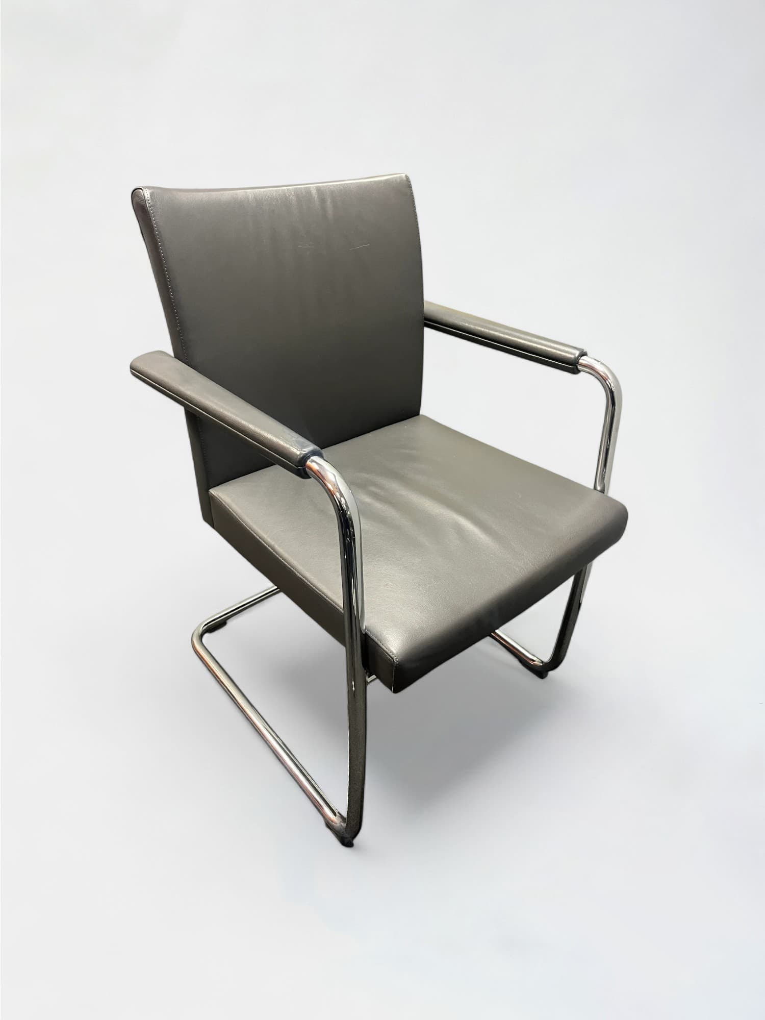 Chaise en cuir gris Brunner avec de petites rayures sur les accoudoirs-0