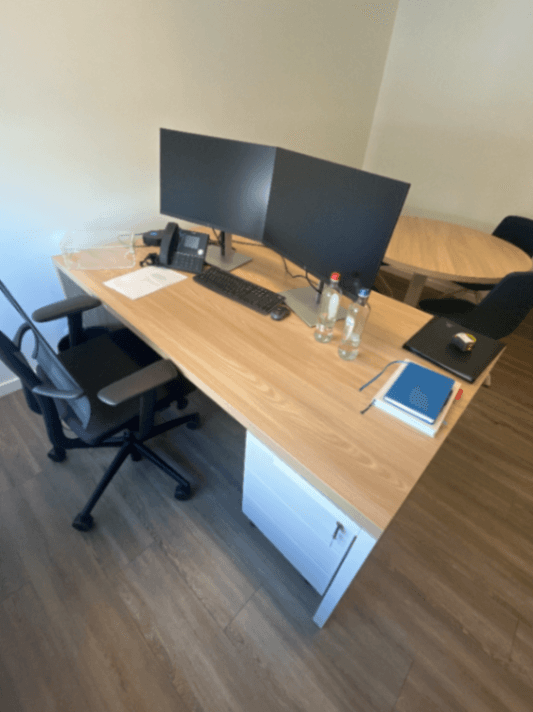 Bureau en bois avec structure blanche et un accès au plateau