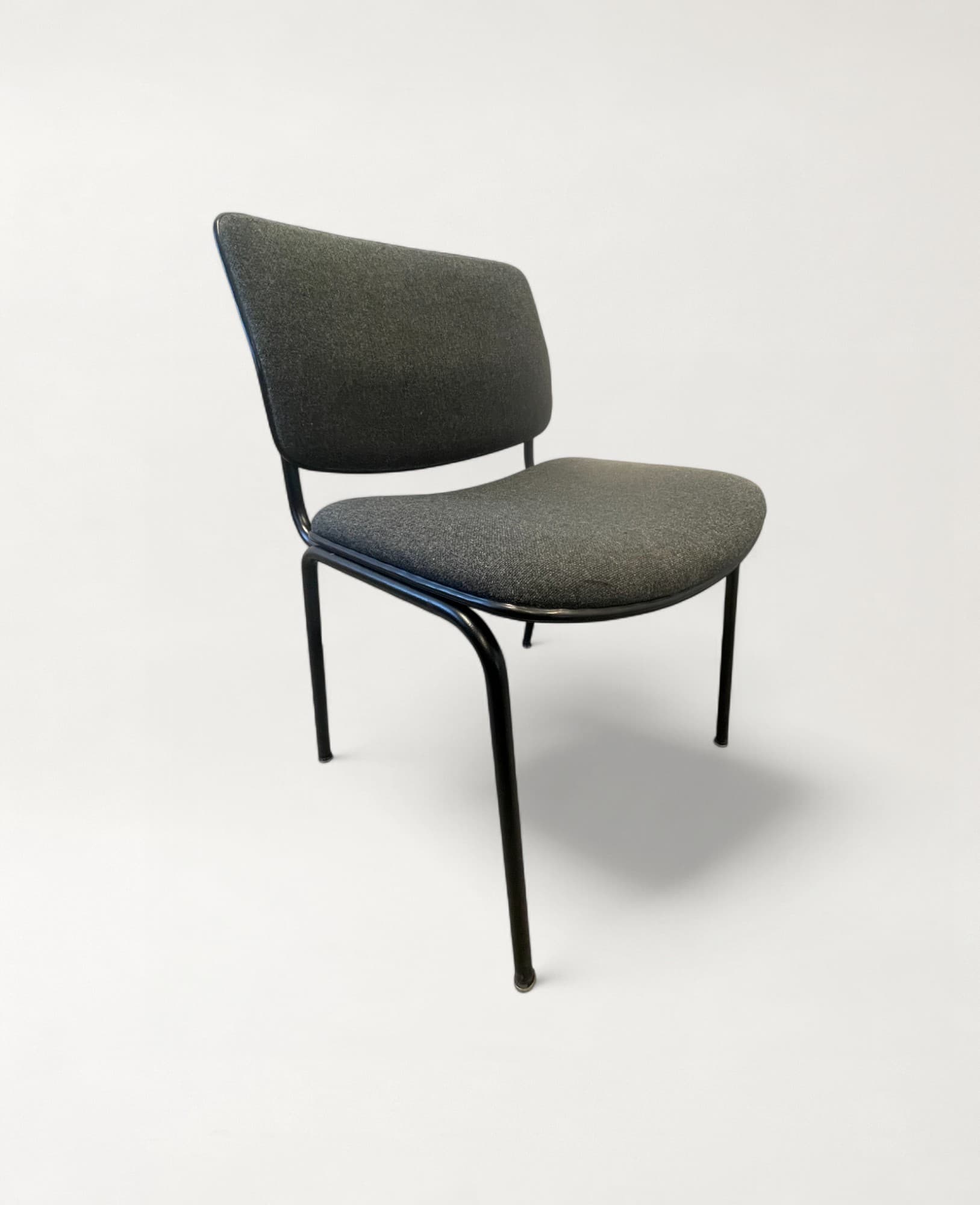 Stoel in grijze stof met metalen poten-2