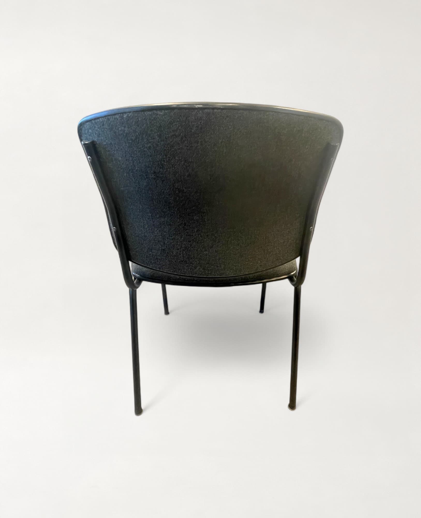 Stoel in grijze stof met metalen poten-1