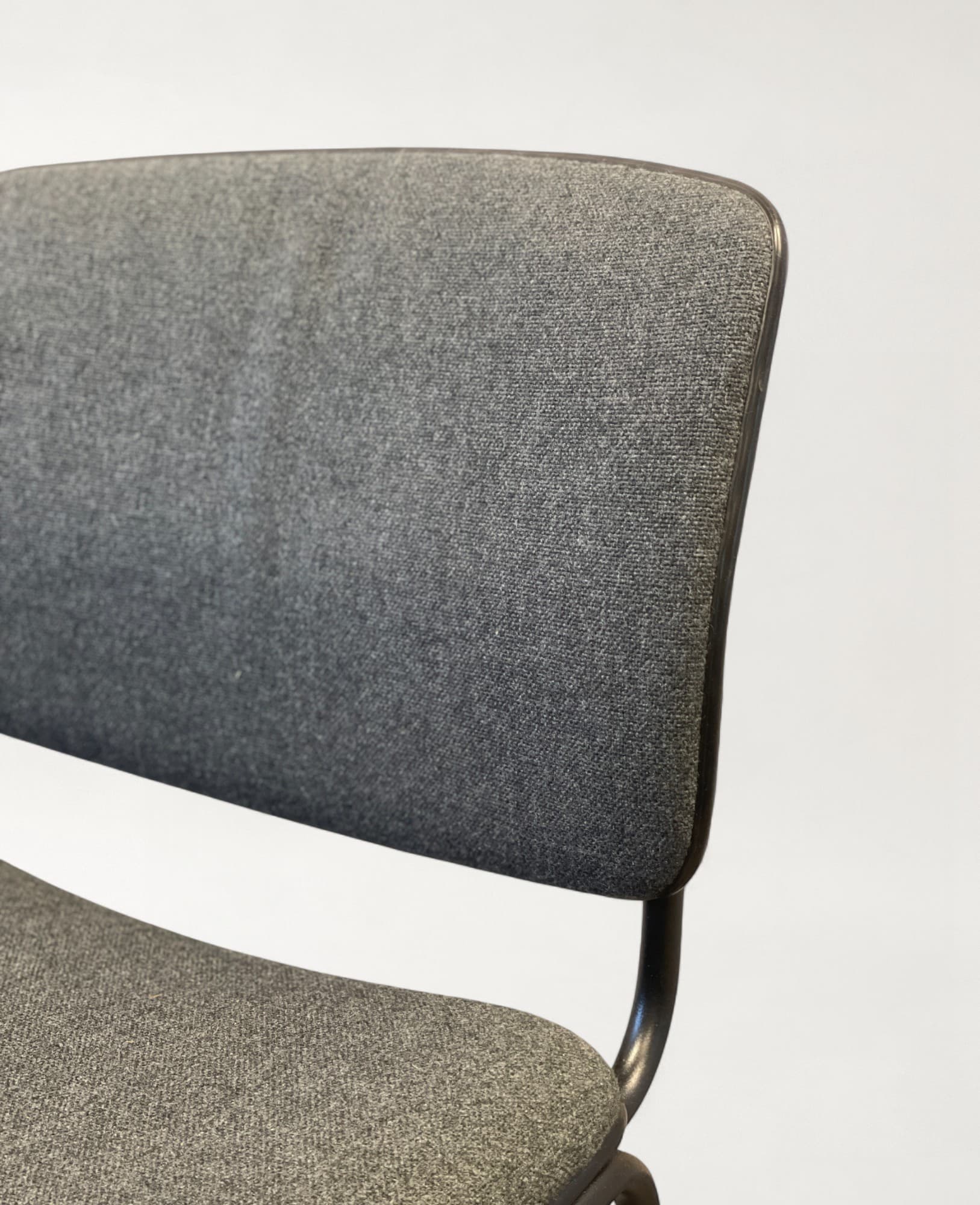 Stoel in grijze stof met metalen poten-3