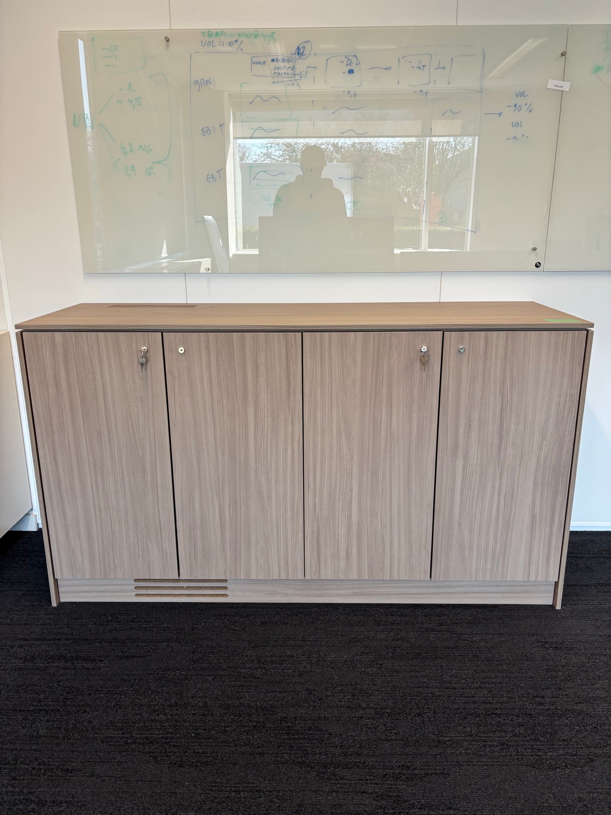 4 portes Rangement en bois avec clés et petit réfrigérateur-3