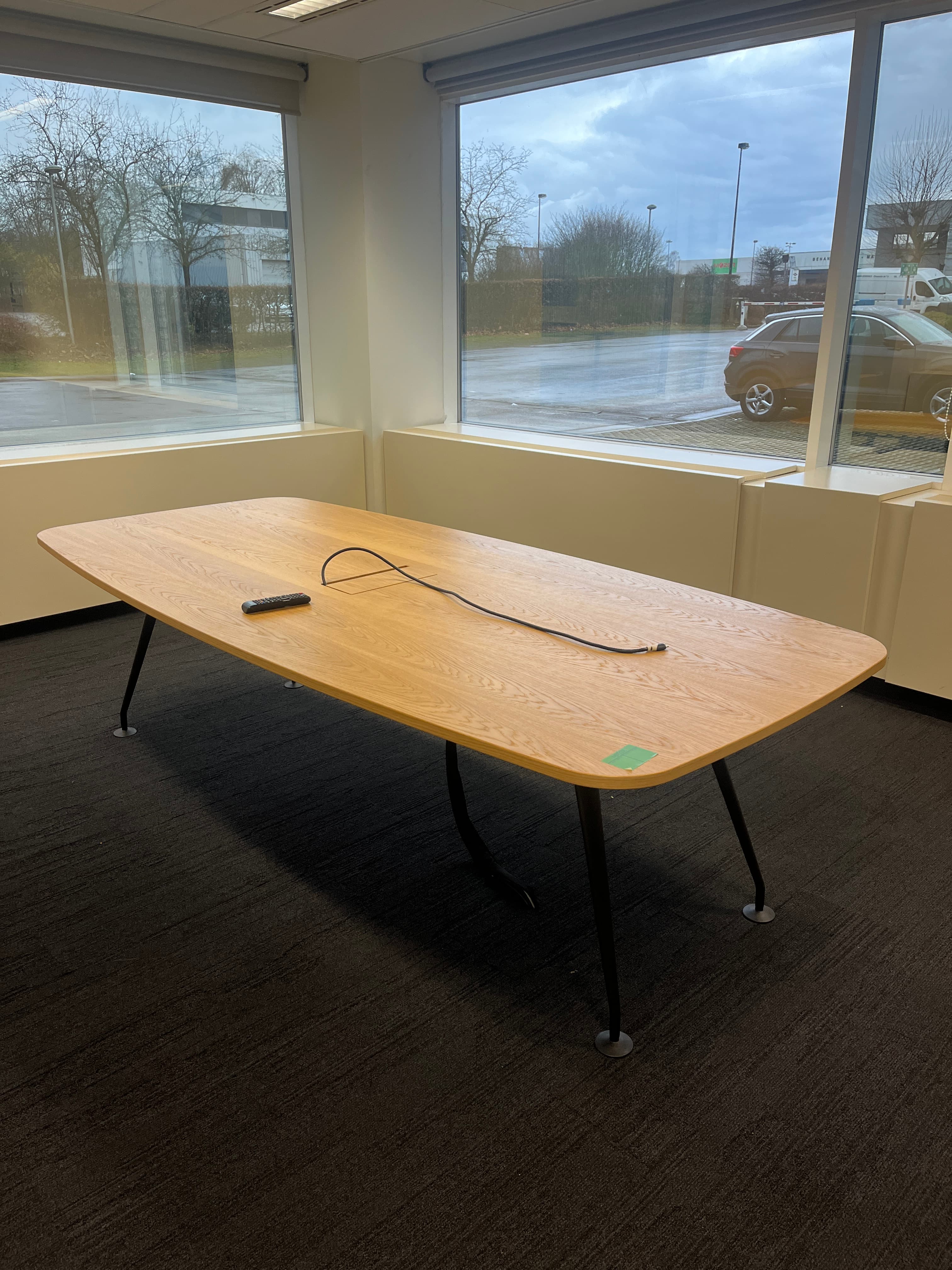 Houten vergadertafel met toegang bovenblad en zwarte poten-1