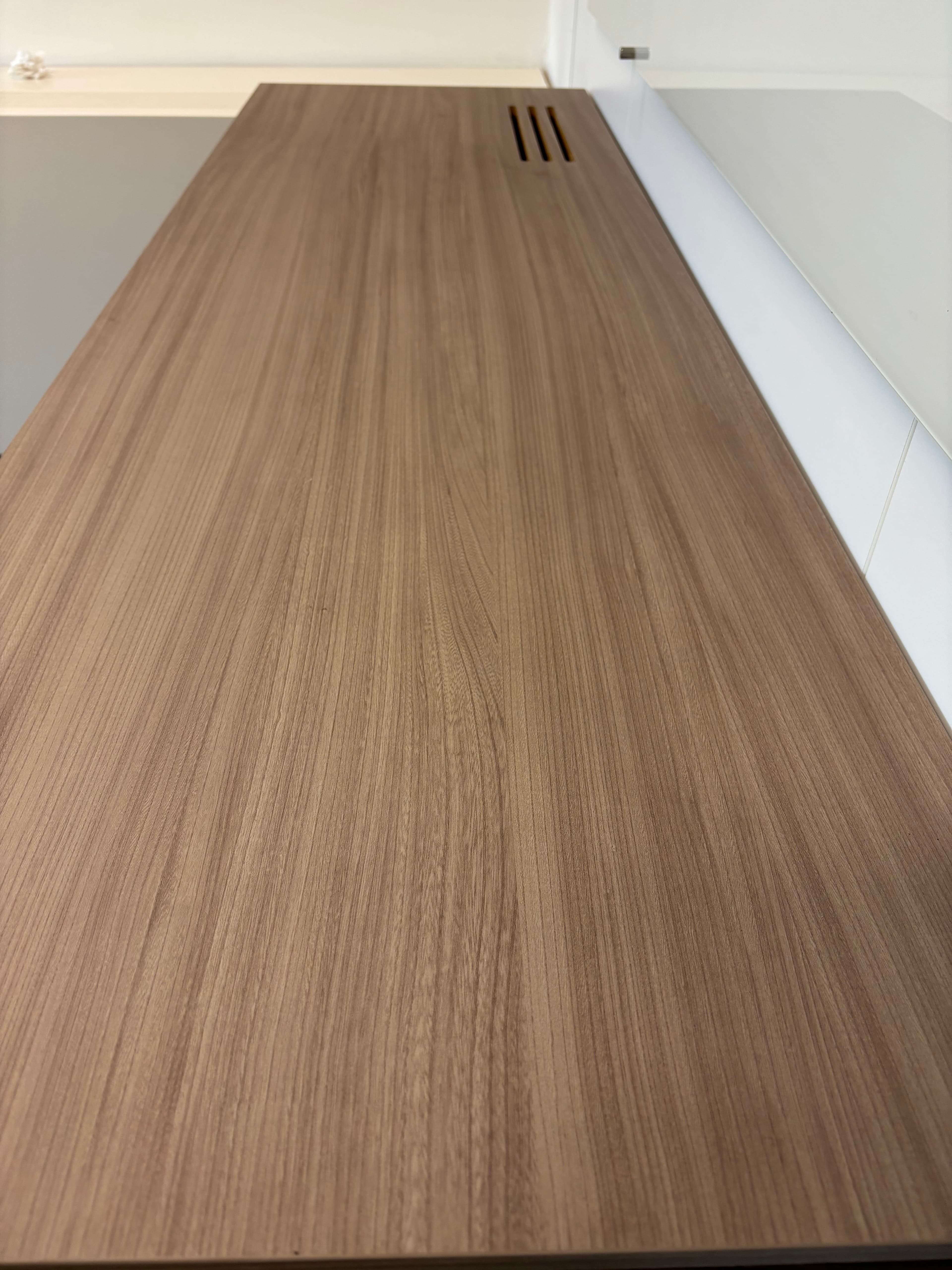 4 portes Rangement en bois avec clés et petit réfrigérateur-2