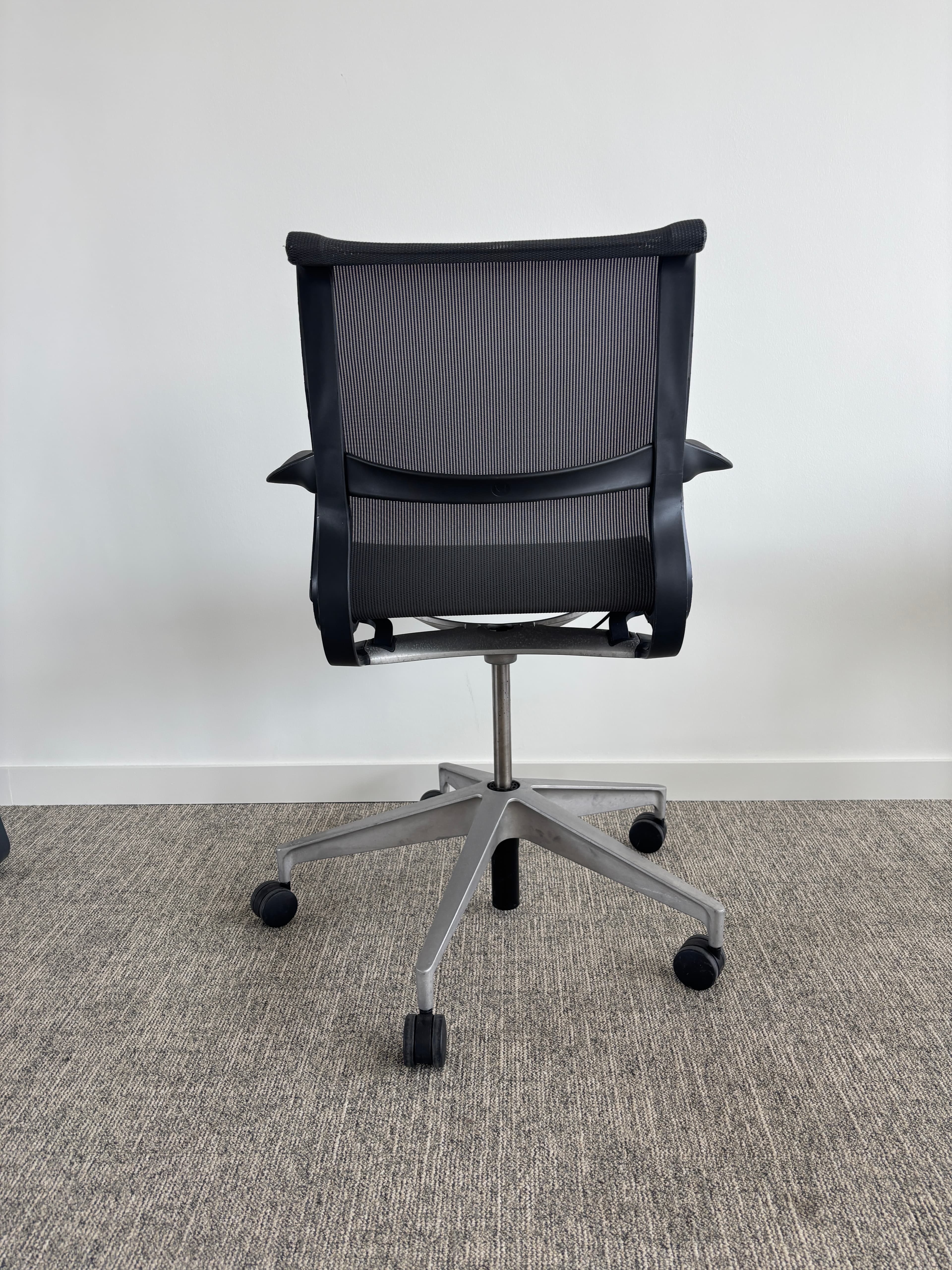 Herman Miller grijze antraciet bureaustoel met armleuning-2