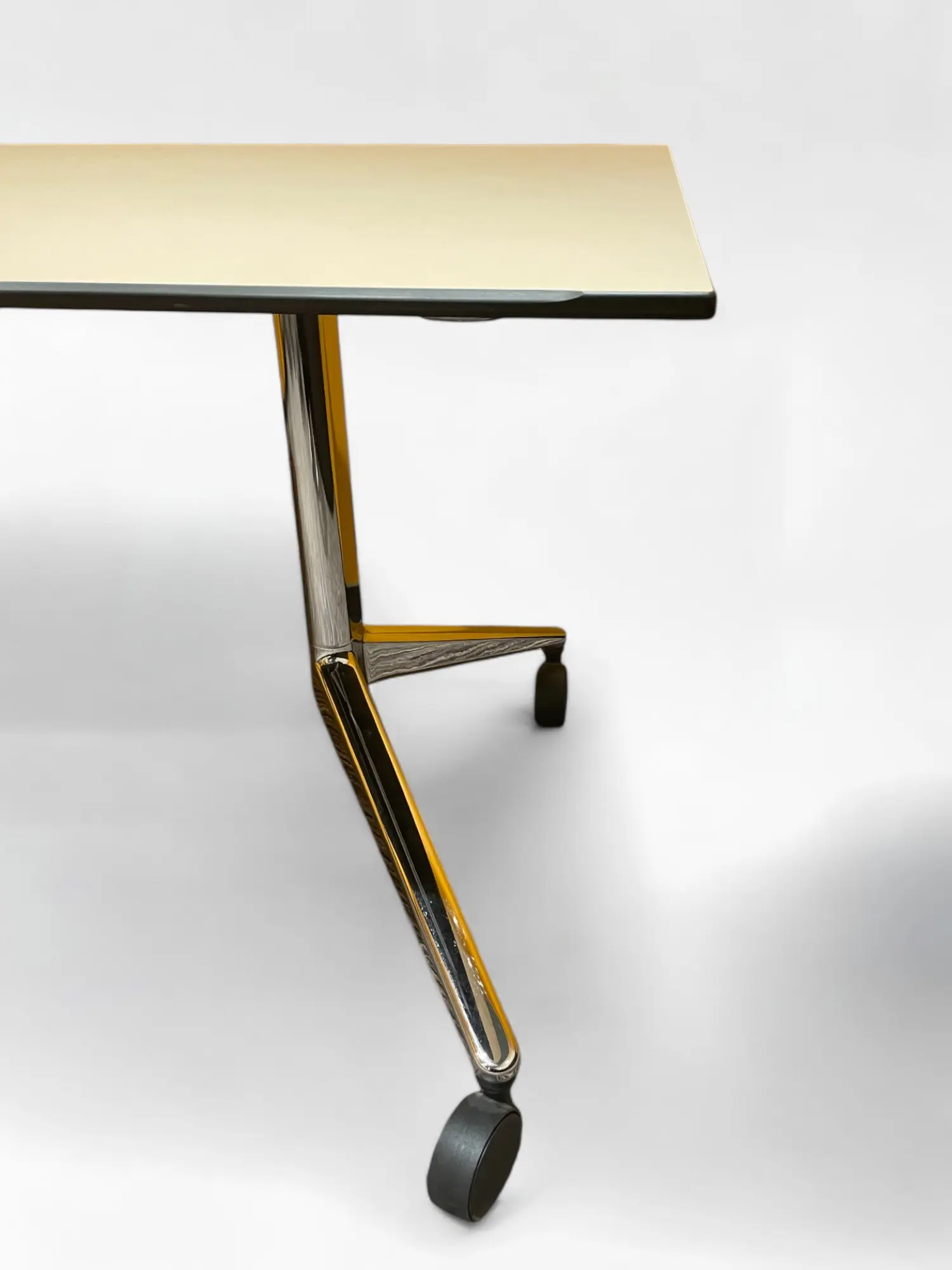 Table Ahrend 180 cm WhiteBeige sur 2 roues-4