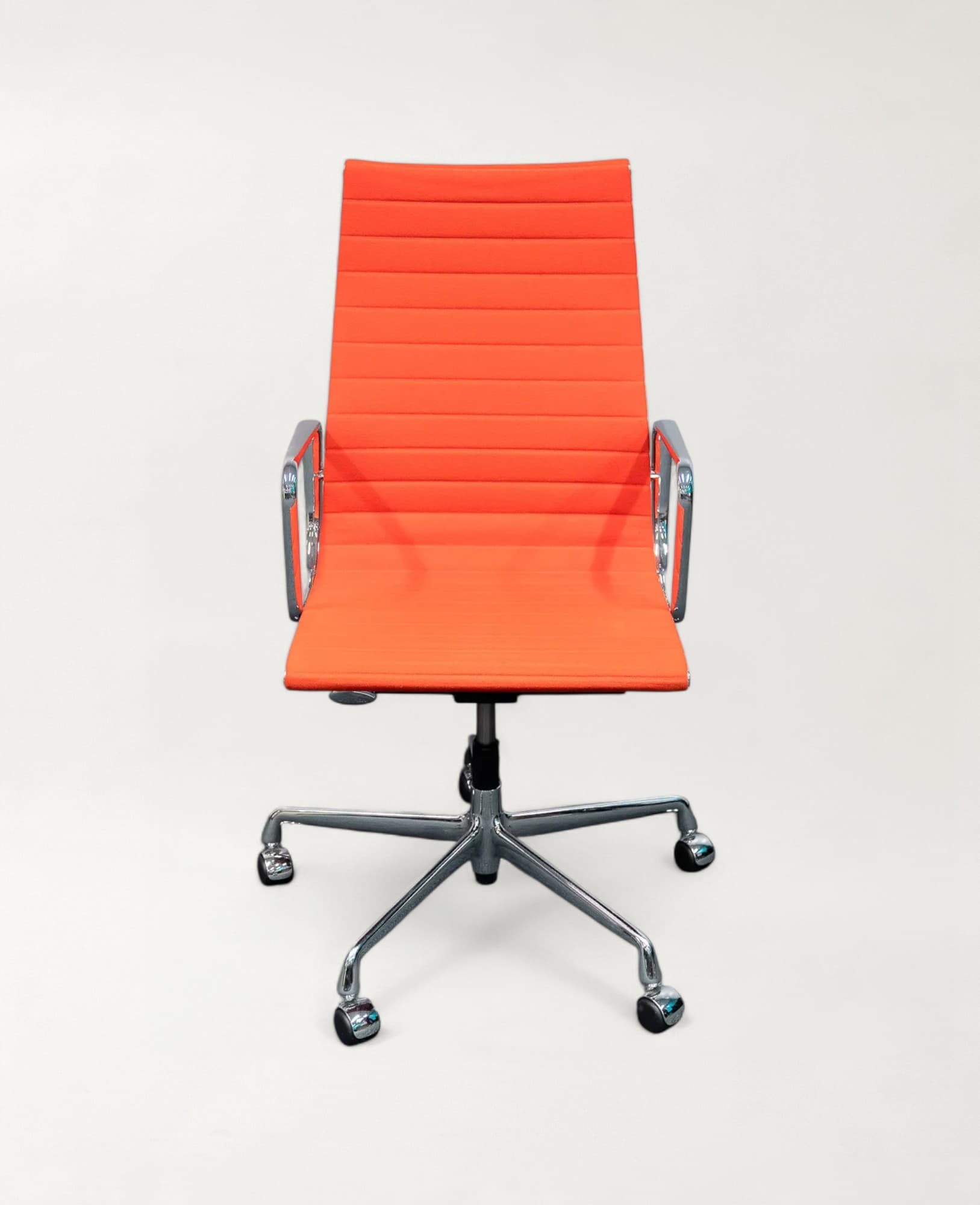 Vitra EA 119 oranje stoel op wielen-1