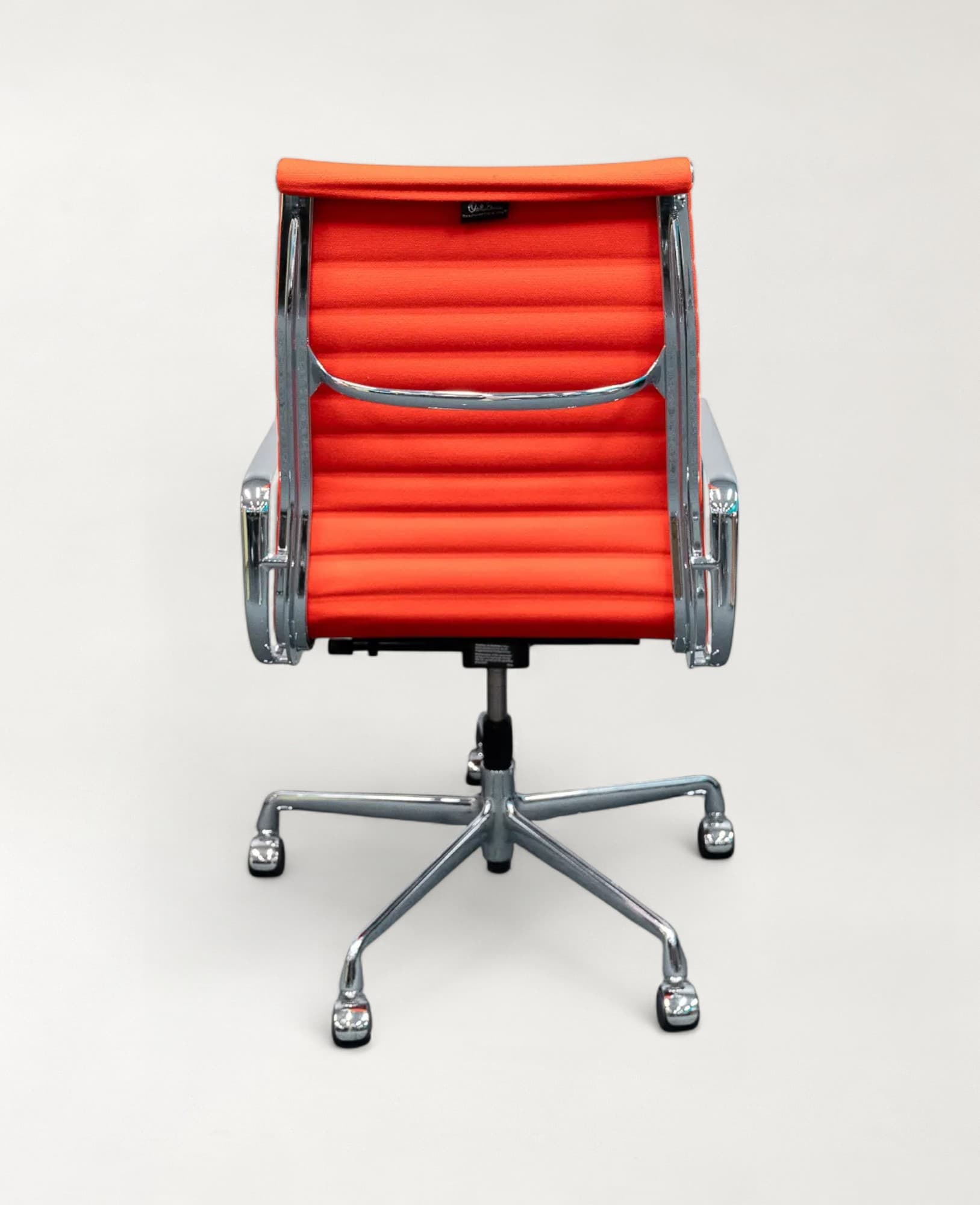 Vitra EA 119 oranje stoel op wielen-3