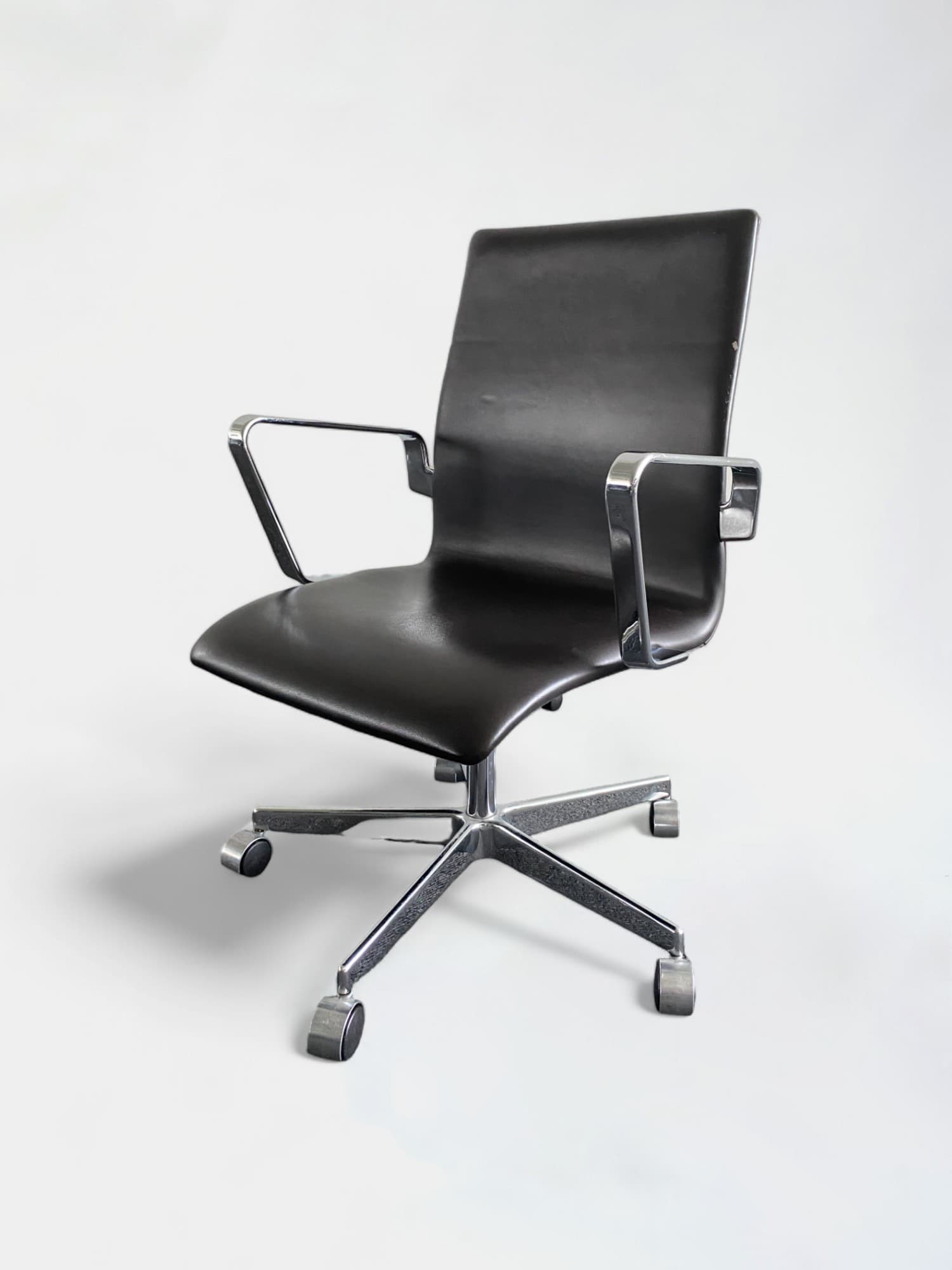 Fritz Hansen donkerbruin lederen bureaustoel met chromen accenten en verrijdbaar onderstel-1