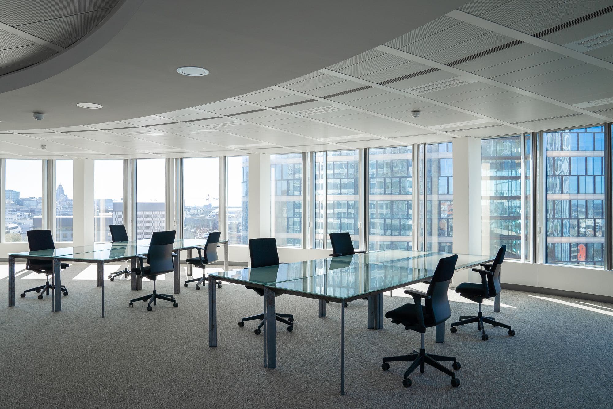 ODILE DECQ Glazen bureau met metalen poten-1