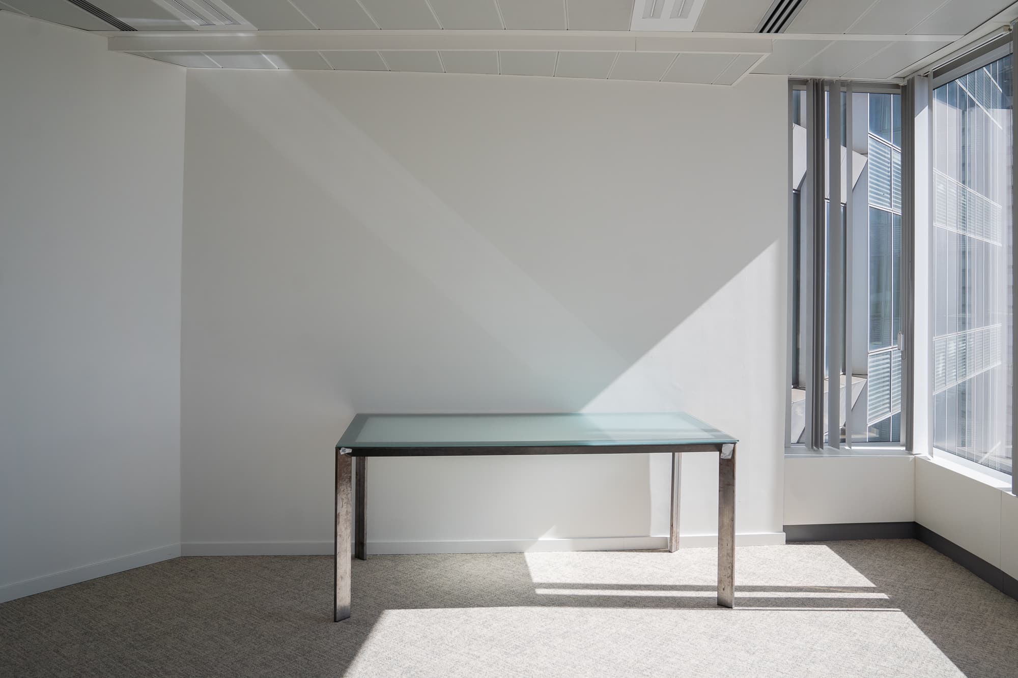 ODILE DECQ Glazen bureau met metalen poten-1