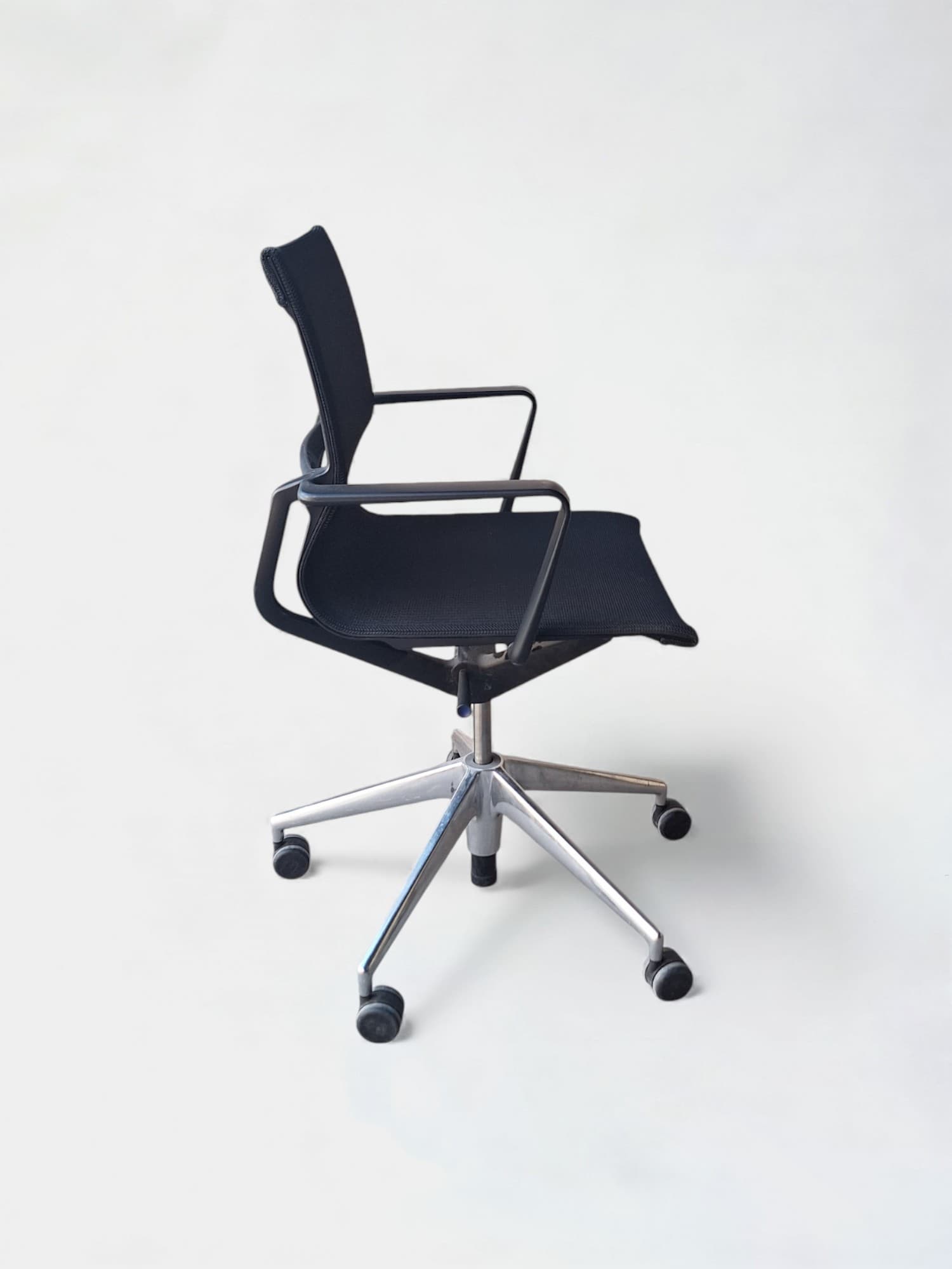 VITRA Physix adjustable black mesh office chair on wheels-1