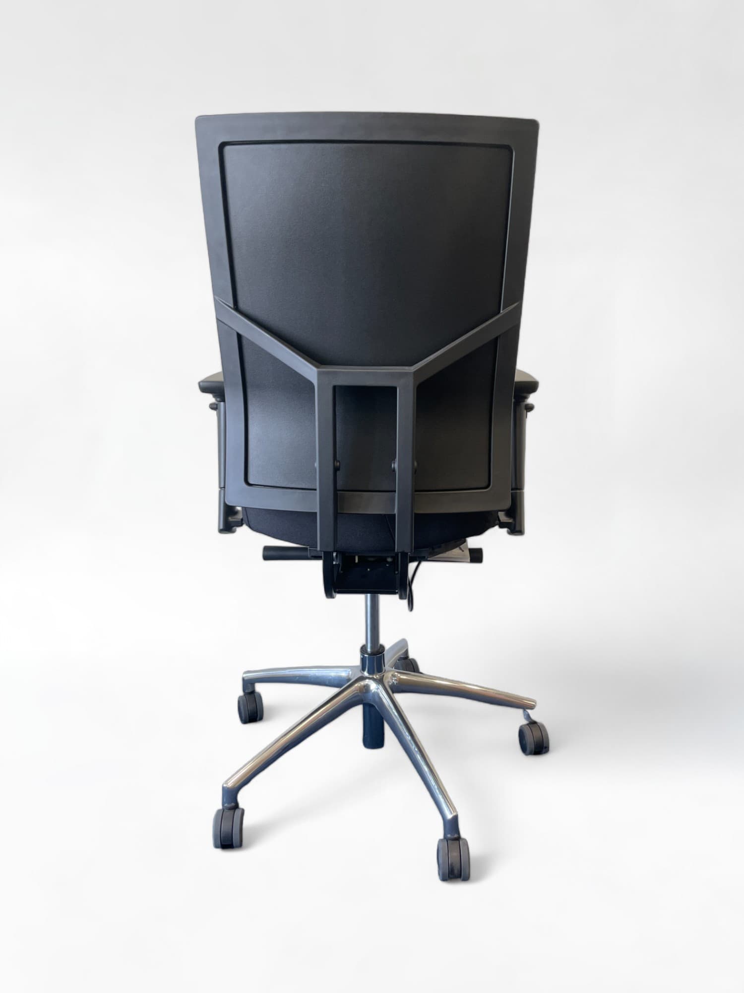 Zwarte stoffen bureaustoel met verstelbare armleuningen en een slank metalen frame-3