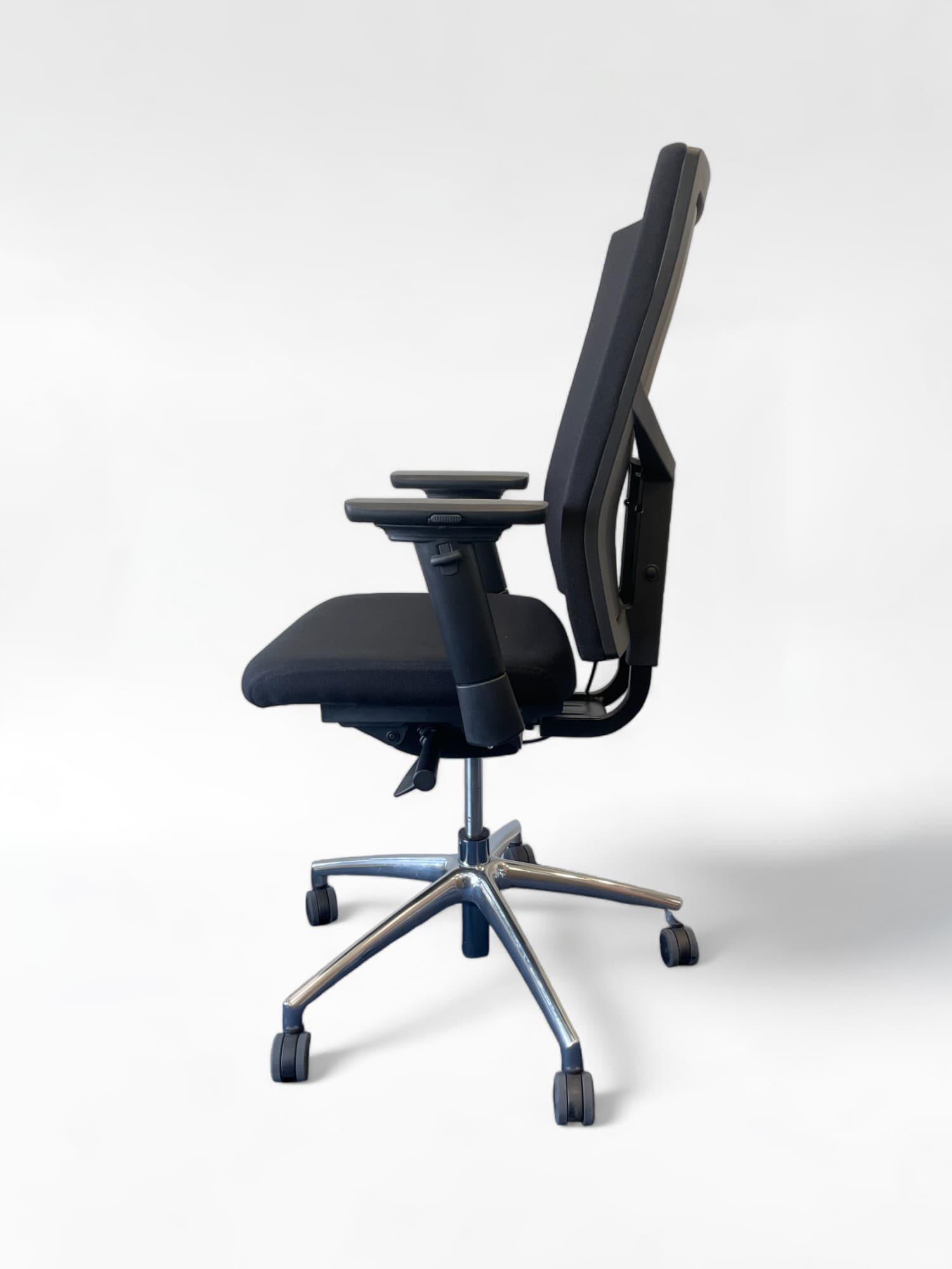 Zwarte stoffen bureaustoel met verstelbare armleuningen en een slank metalen frame-1