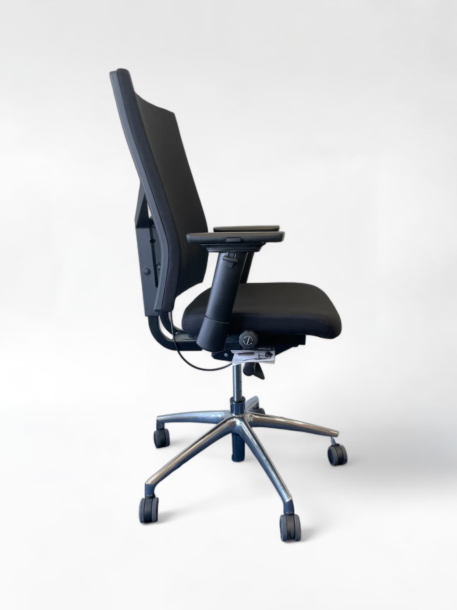 Zwarte stoffen bureaustoel met verstelbare armleuningen en een slank metalen frame-2