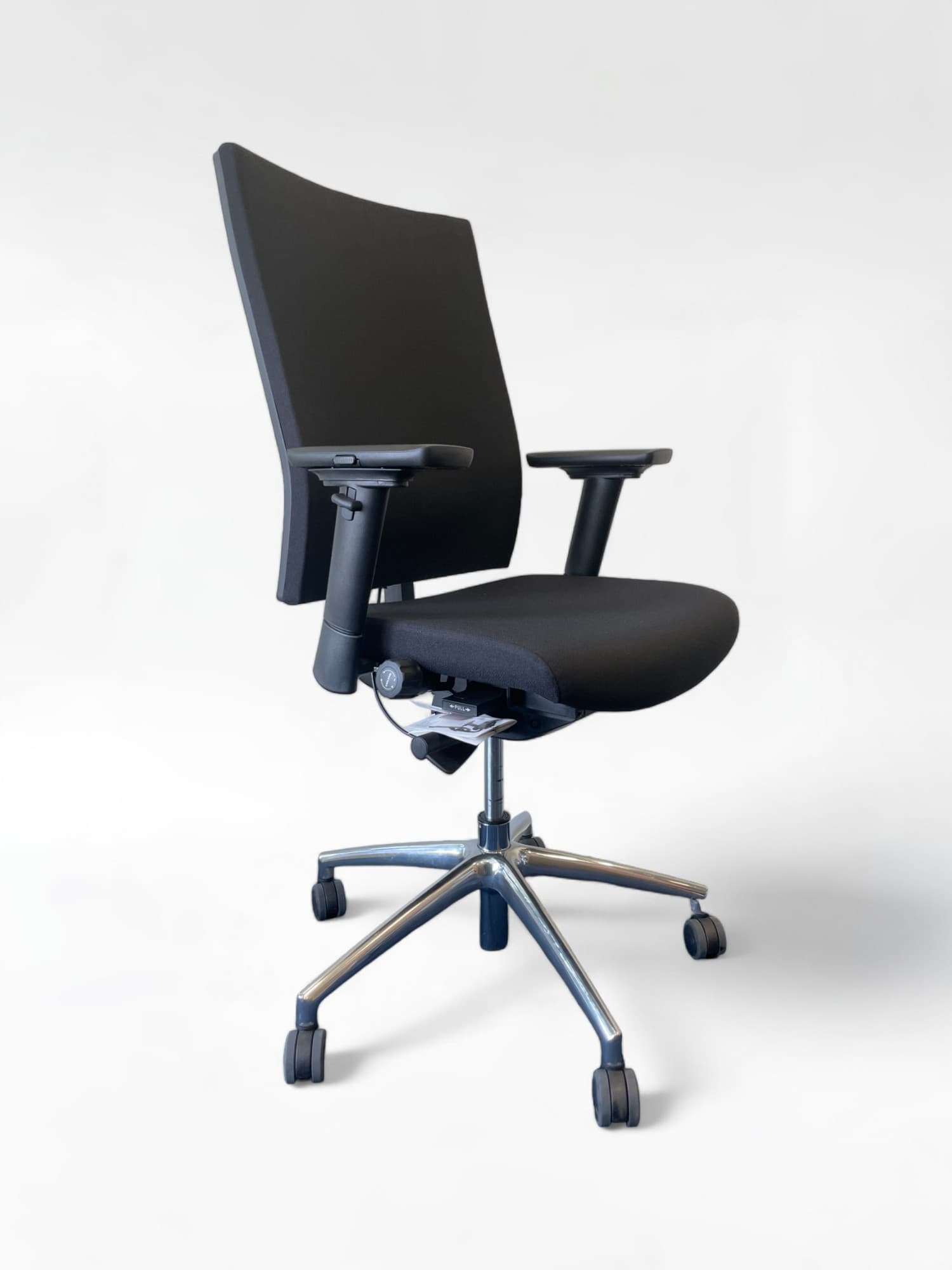 Zwarte stoffen bureaustoel met verstelbare armleuningen en een slank metalen frame