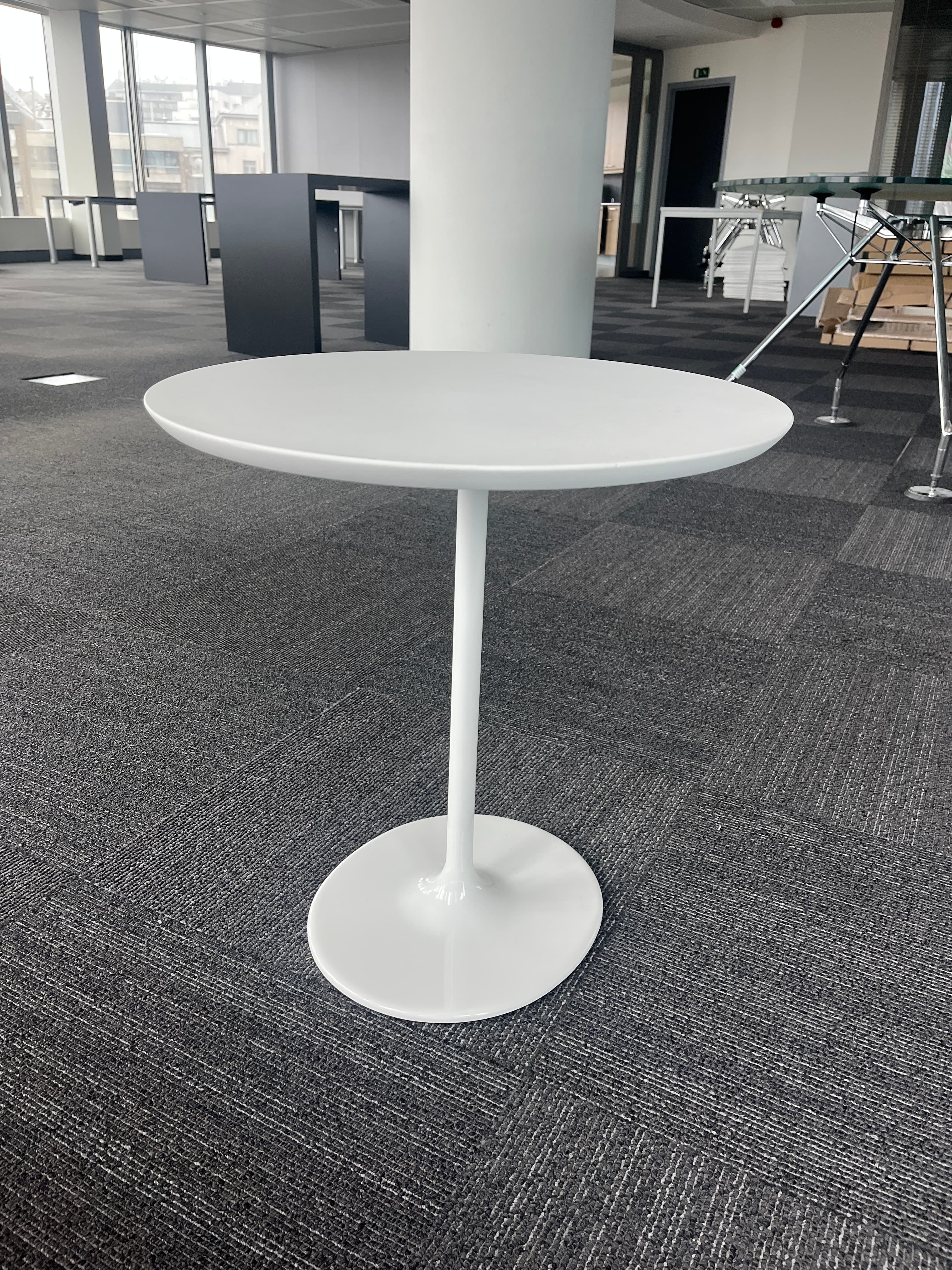 Table basse ovale blanche Arper-1