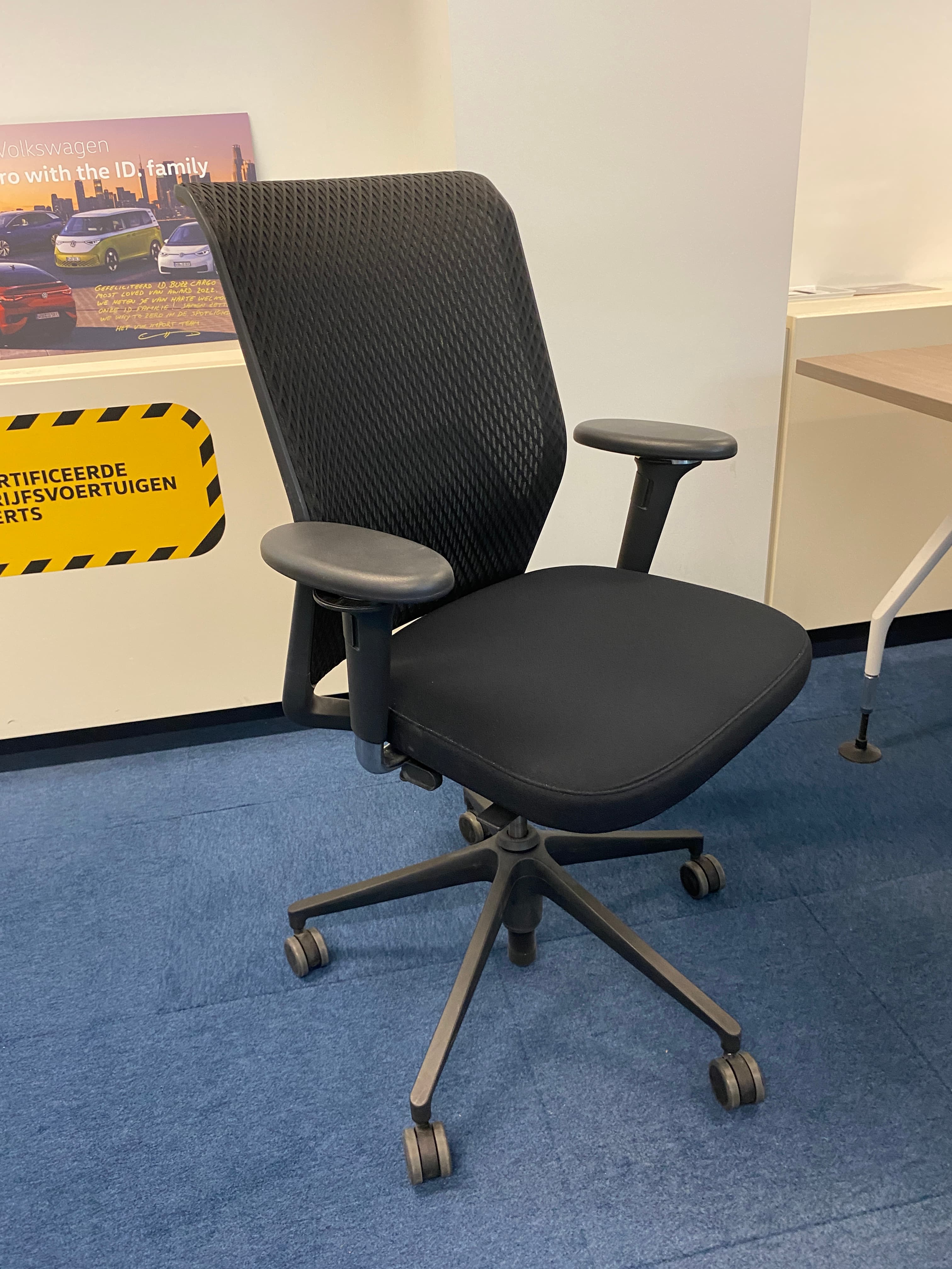 Chaise en treillis noir Vitra avec pieds noirs-3