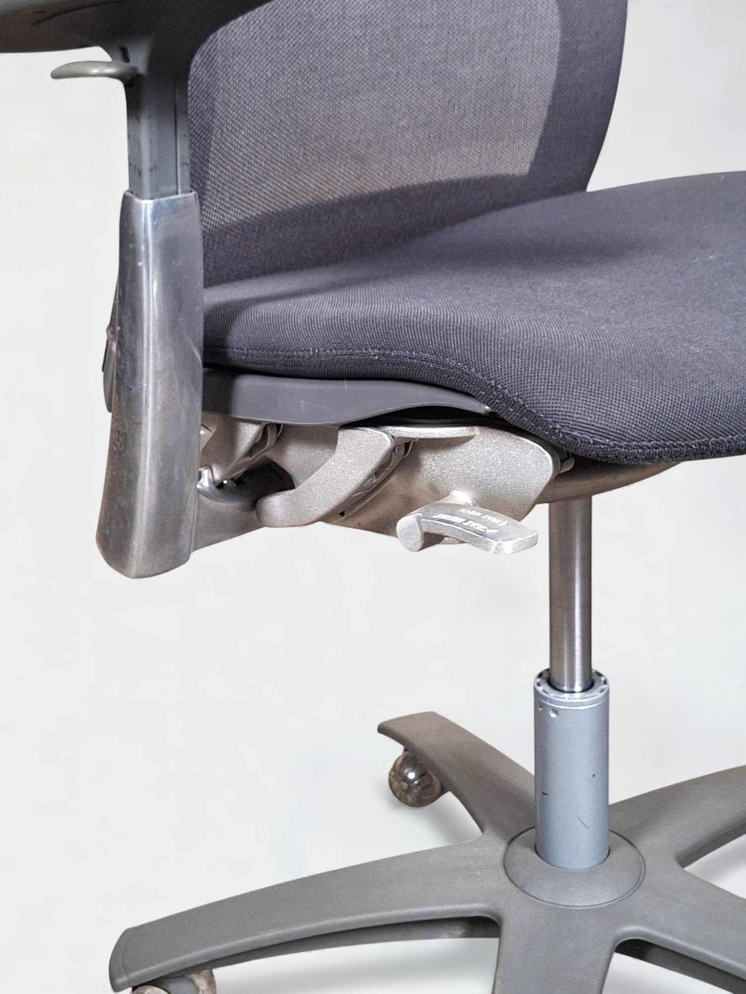 WORN: Knoll office chair - LIFE with some scratches on the mesh back-5