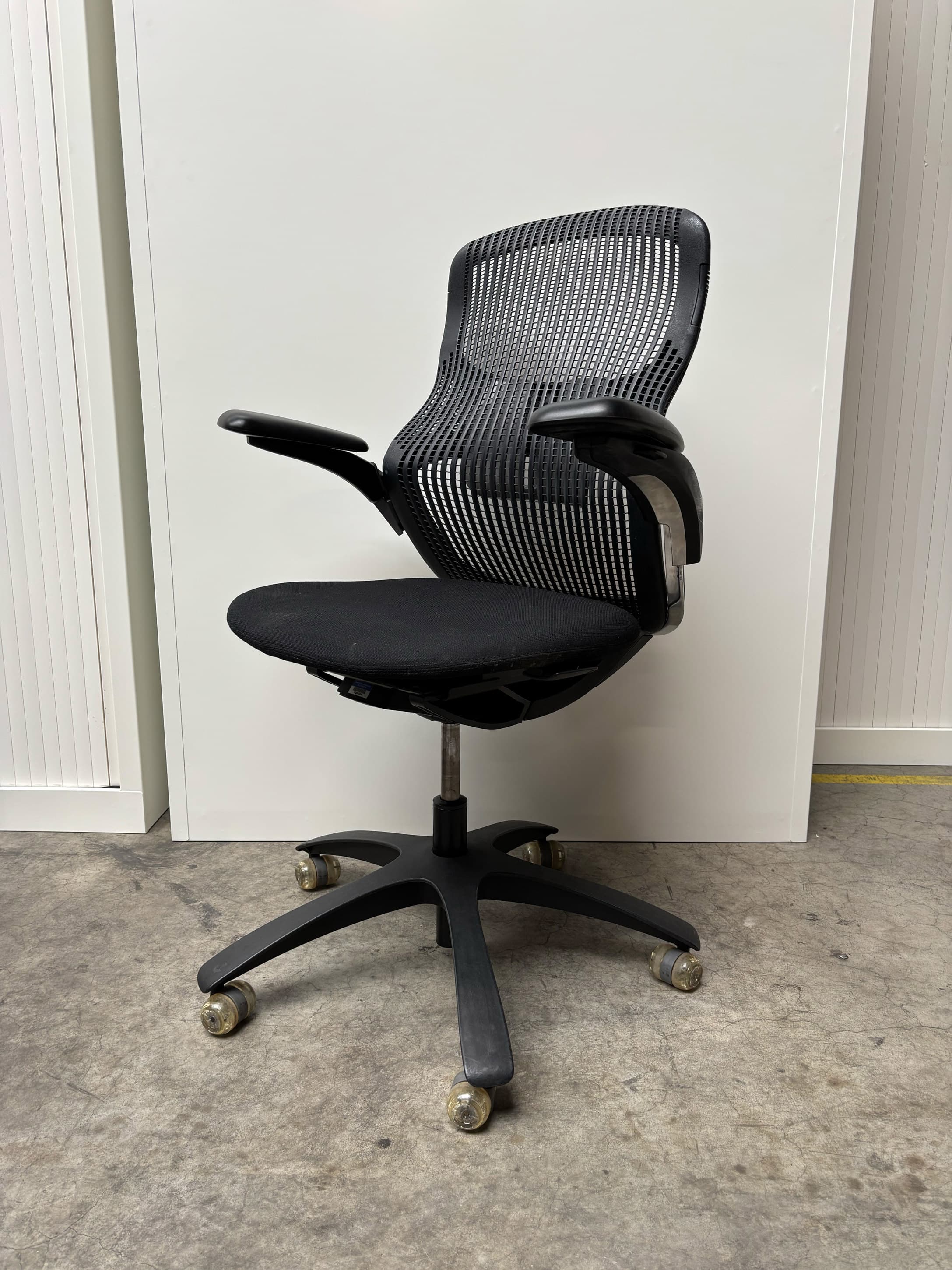 Knoll Generation Chair Onyx with black leg-5
