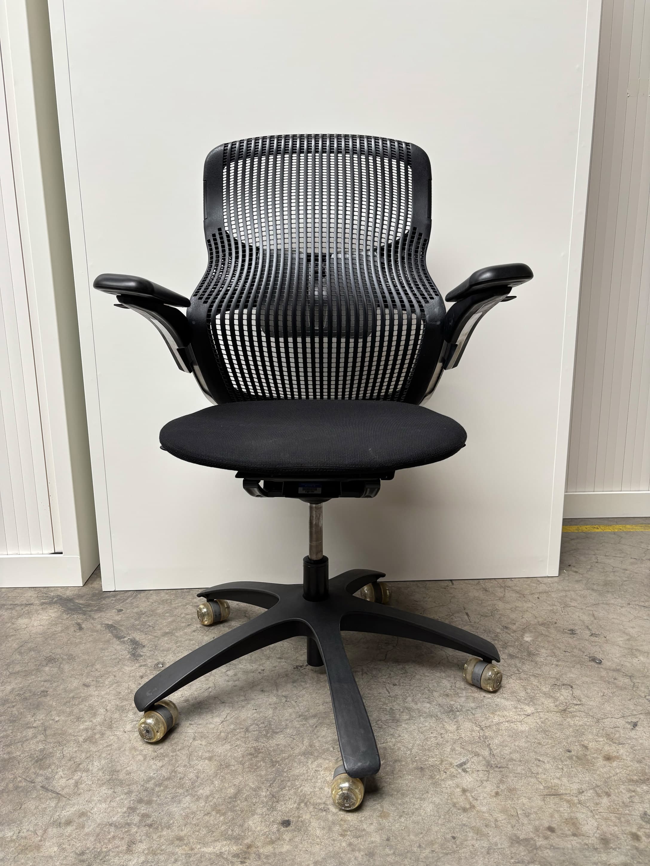 Knoll Generation Chair Onyx with black leg-3