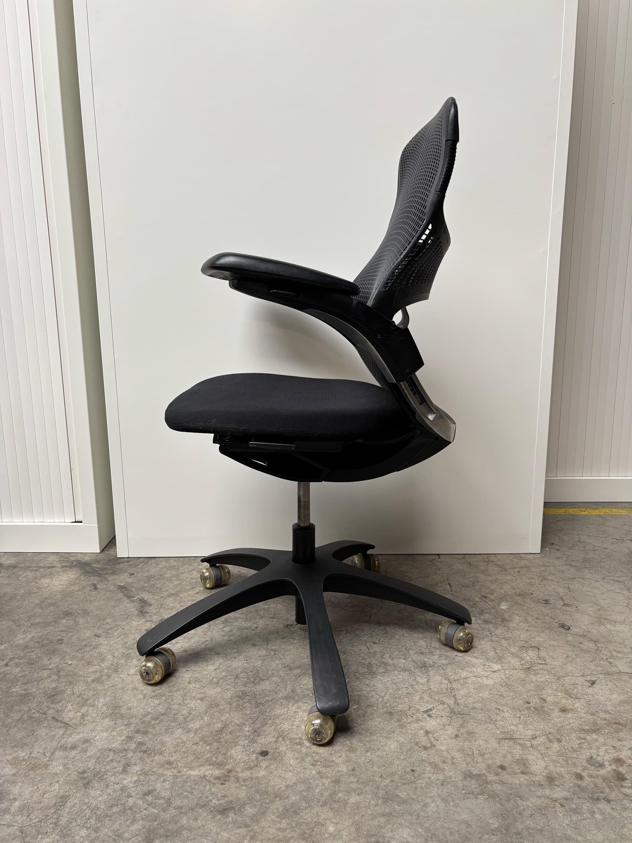 Knoll Generation Chair Onyx with black leg-4