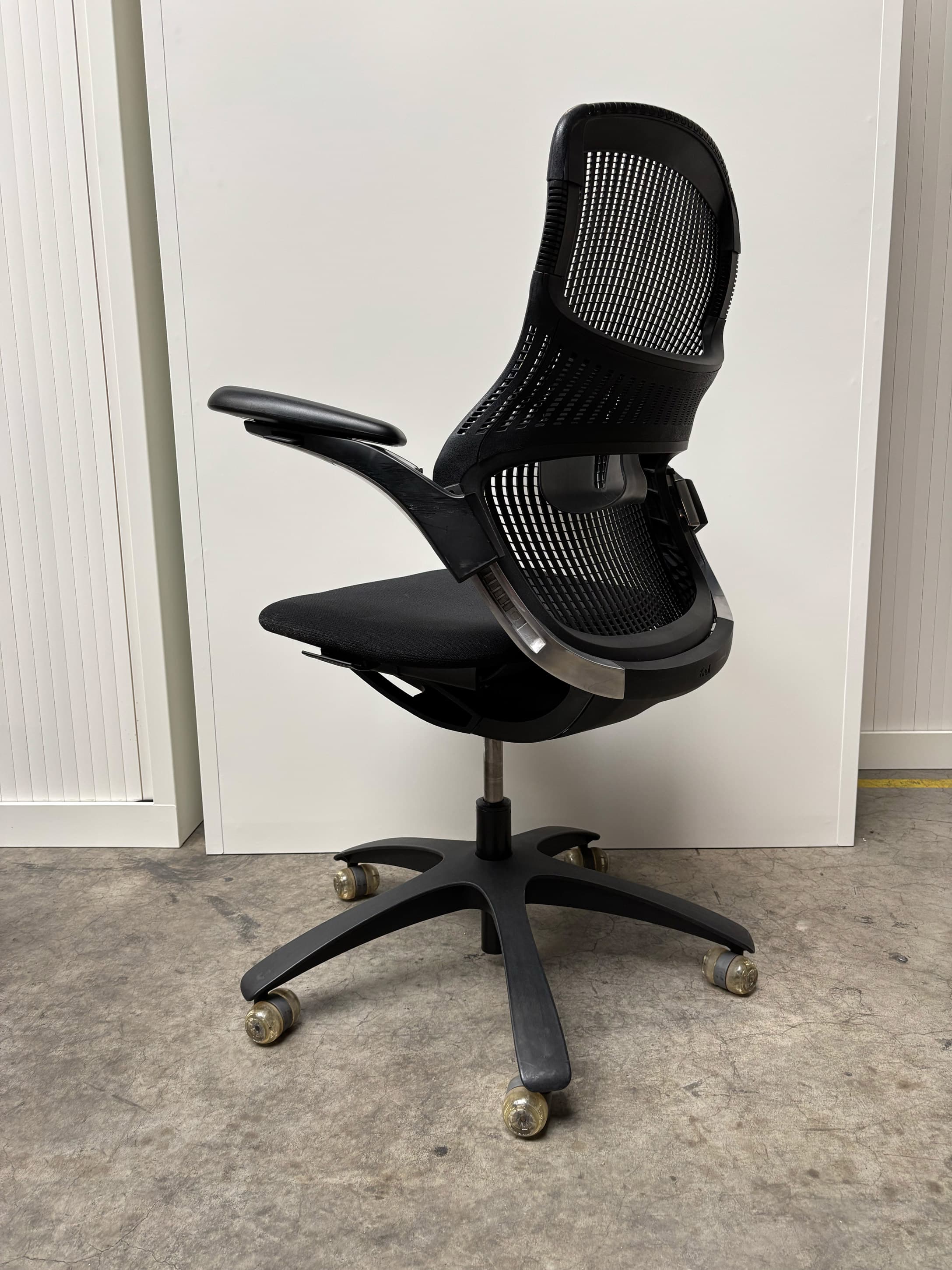 Knoll Generation Chair Onyx with black leg-6