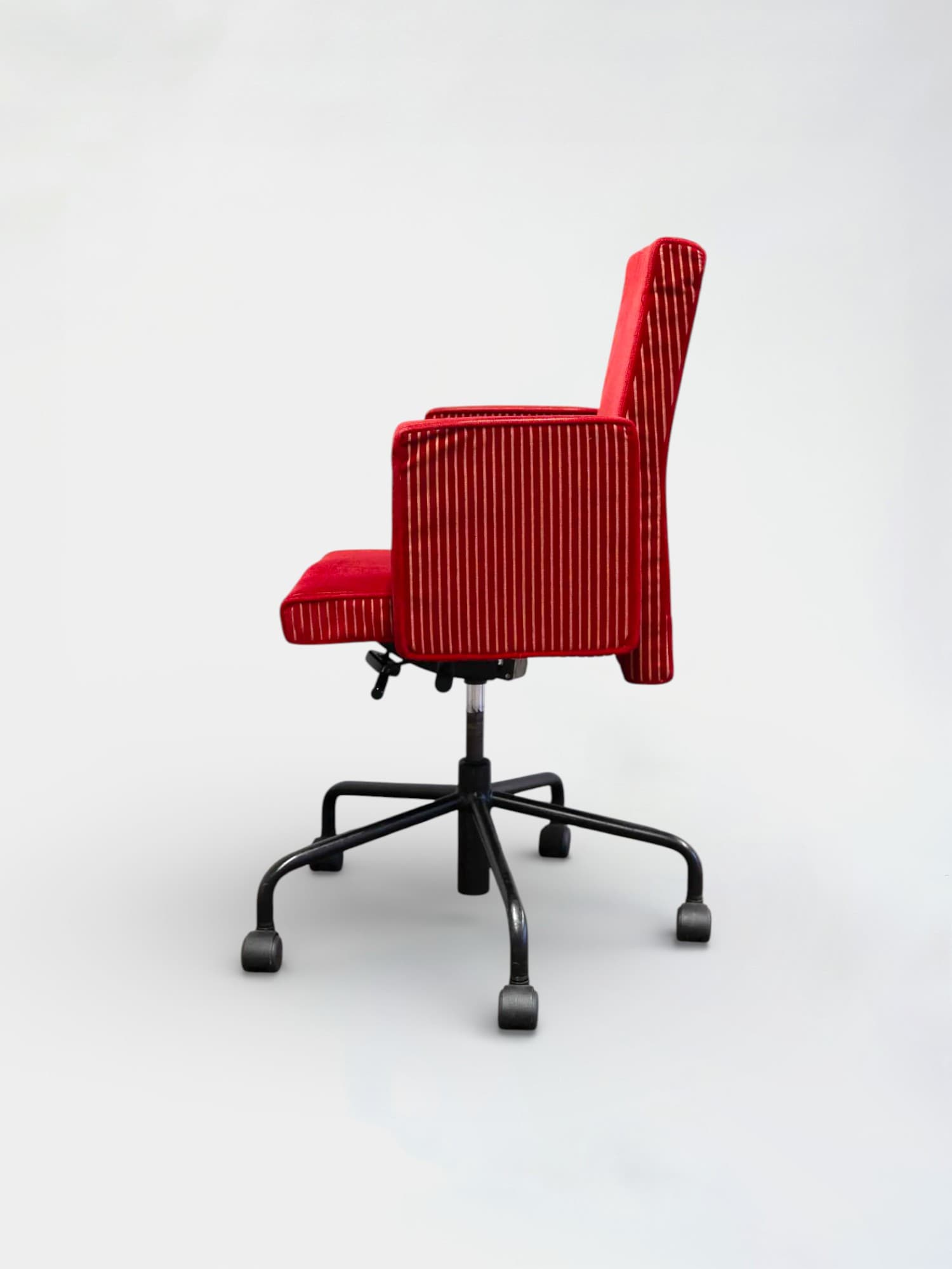 Bulo Pub & Club Red velvet chair on black chromed wheels-3