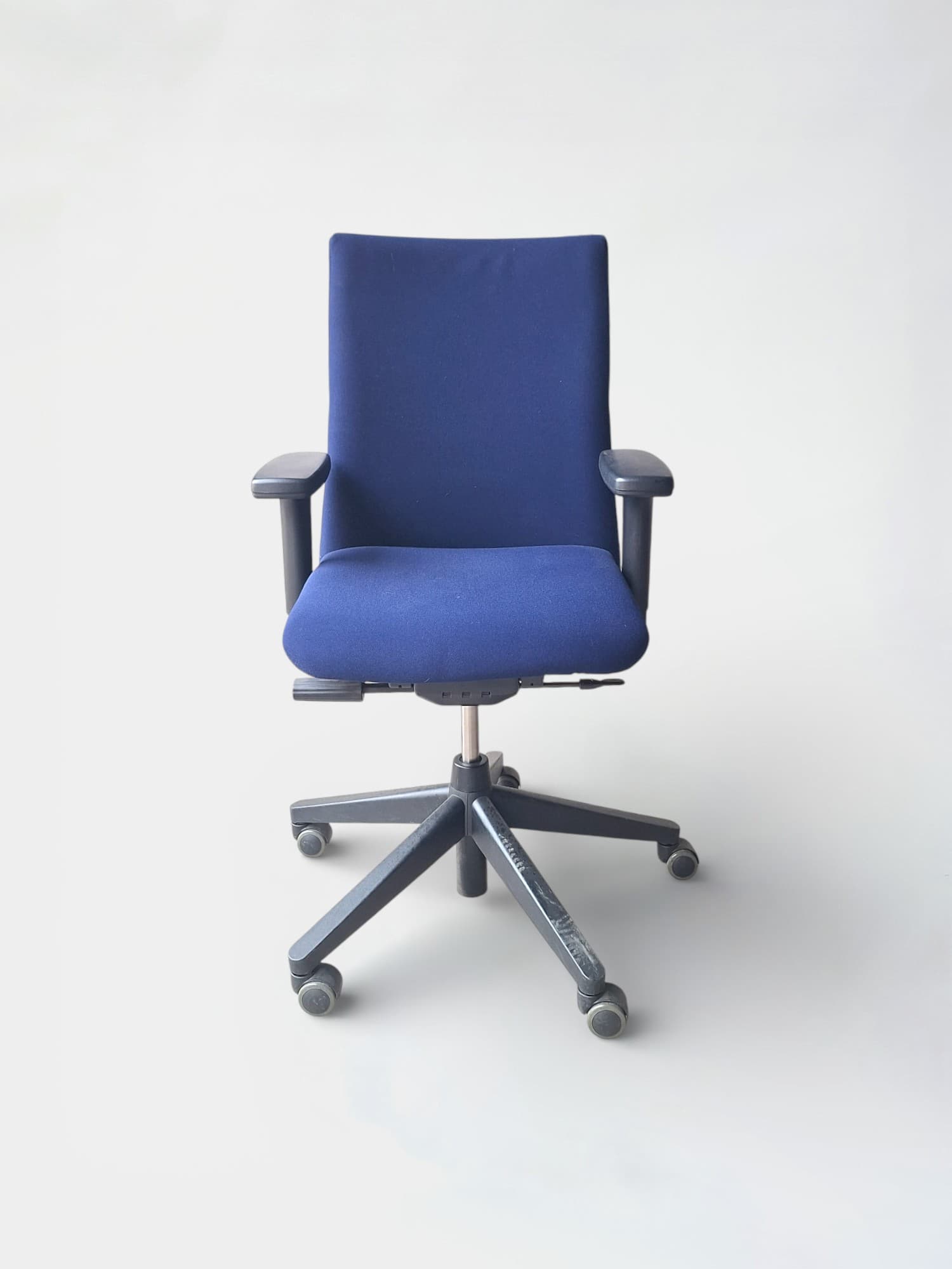 HAWORTH Comforto ergonomische Marine blauwe bureaustoelen op zwarte wielen-1