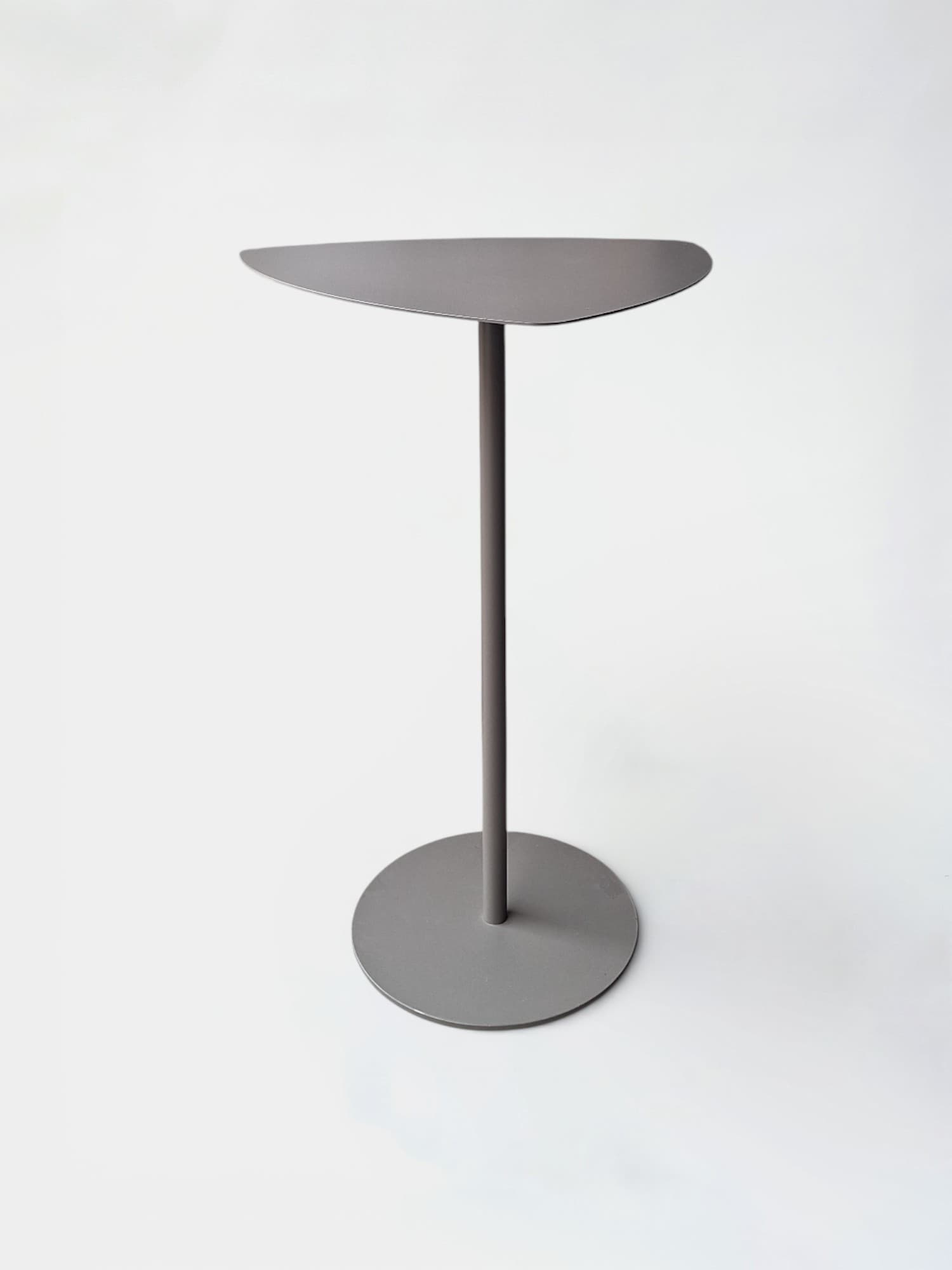 Bruin antraciet metalen hoge tafel met minimalistisch ontwerp-0