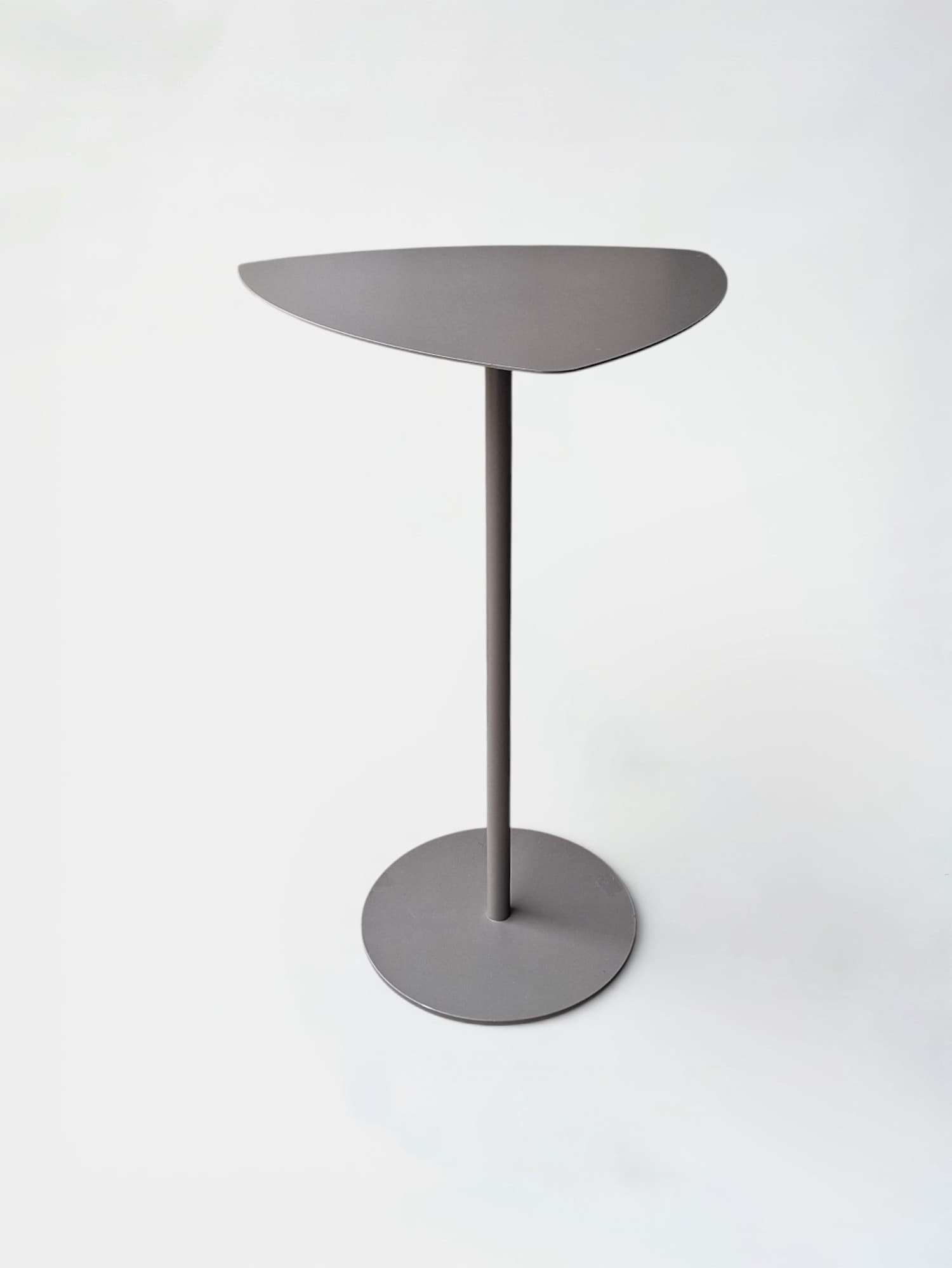 Bruin antraciet metalen hoge tafel met minimalistisch ontwerp-1