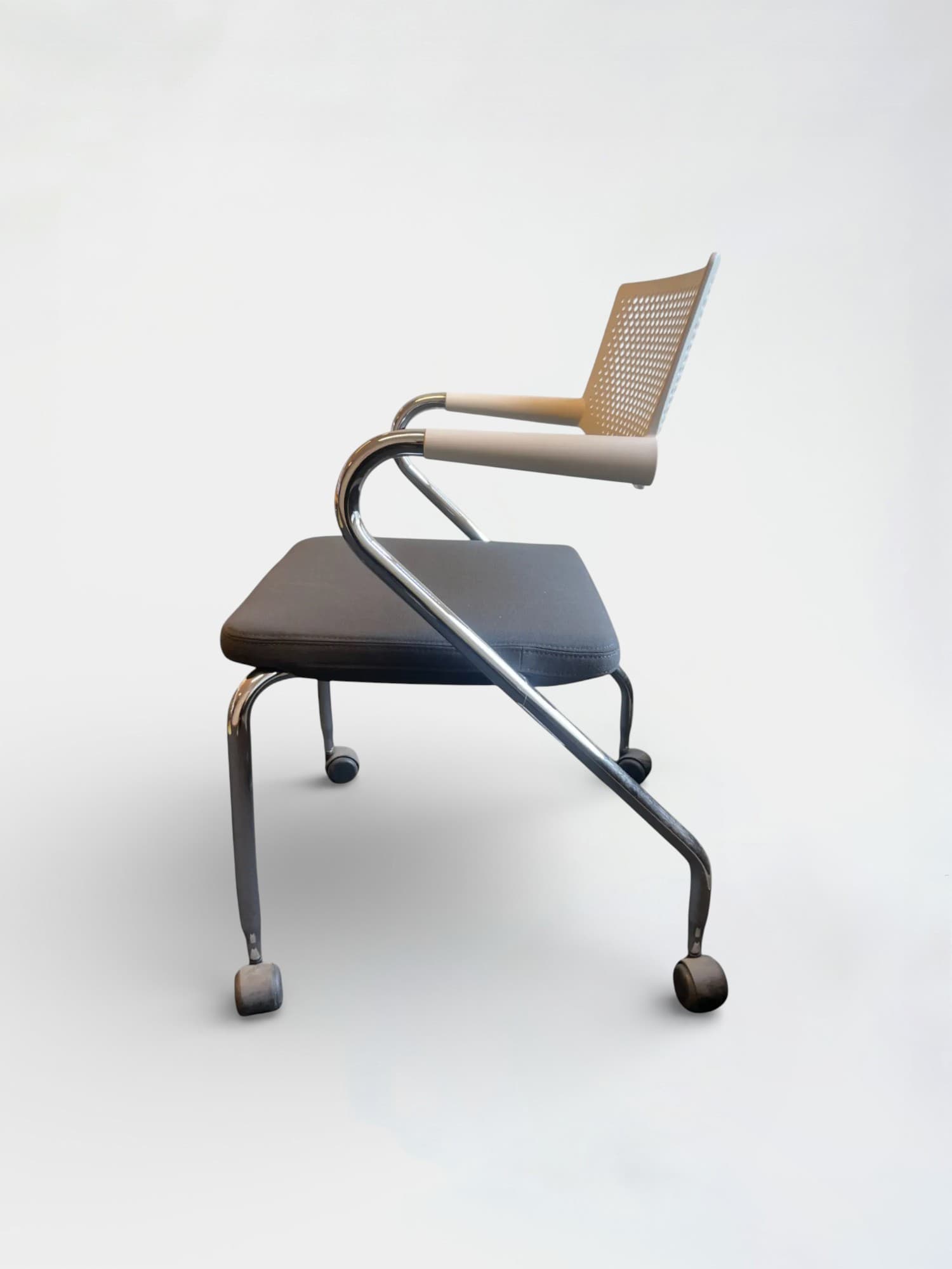 Vitra Visaroll Grey meeting chair with white back-4