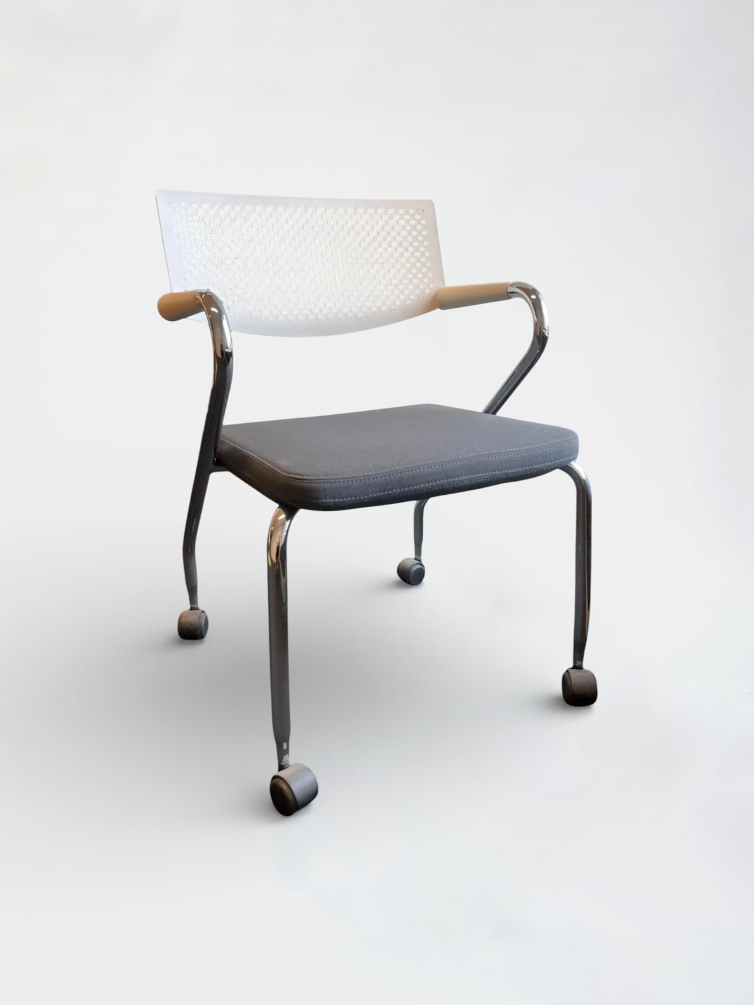 Vitra Visaroll Grey meeting chair with white back-0