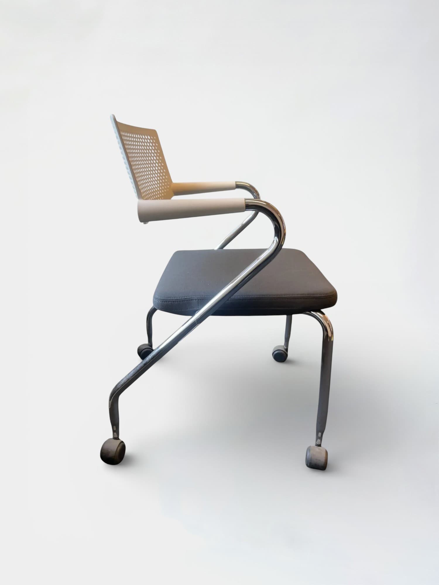 Vitra Visaroll Grey meeting chair with white back-2