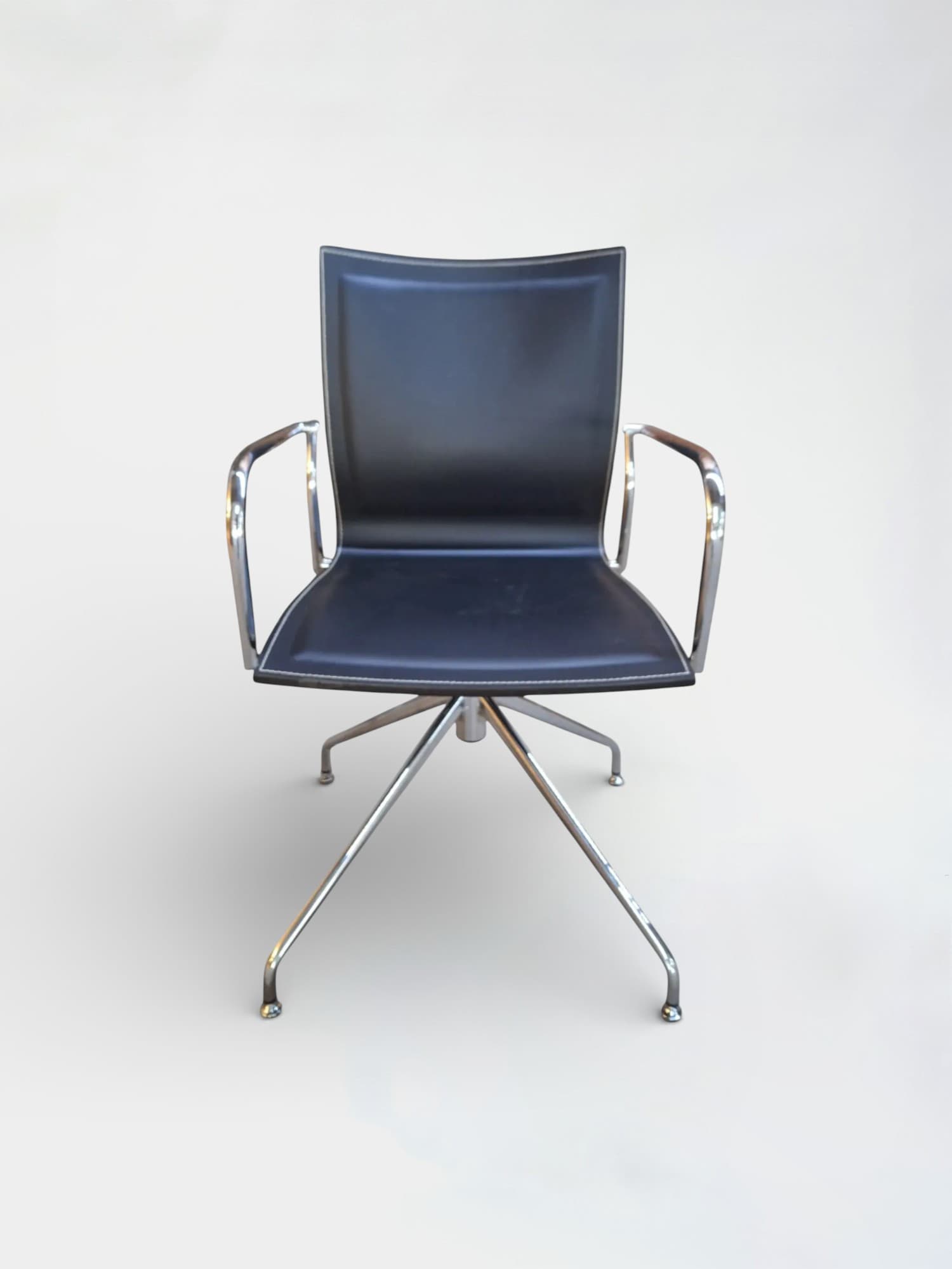 Ikara donkerbruine houten draaistoel-3