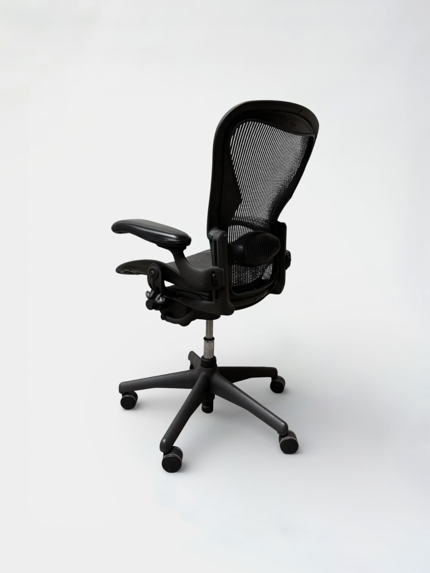 Herman Miller Size B Aeron Black Mesh Office Chair avec accoudoirs réglables-4